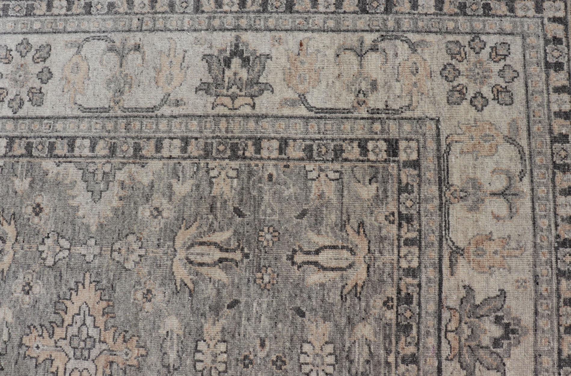 Großer verblasster indischer Oushak-Teppich aus Wolle in Grau, Holzkohle und Light Taupe 9'0 x 12'3 (21. Jahrhundert und zeitgenössisch) im Angebot