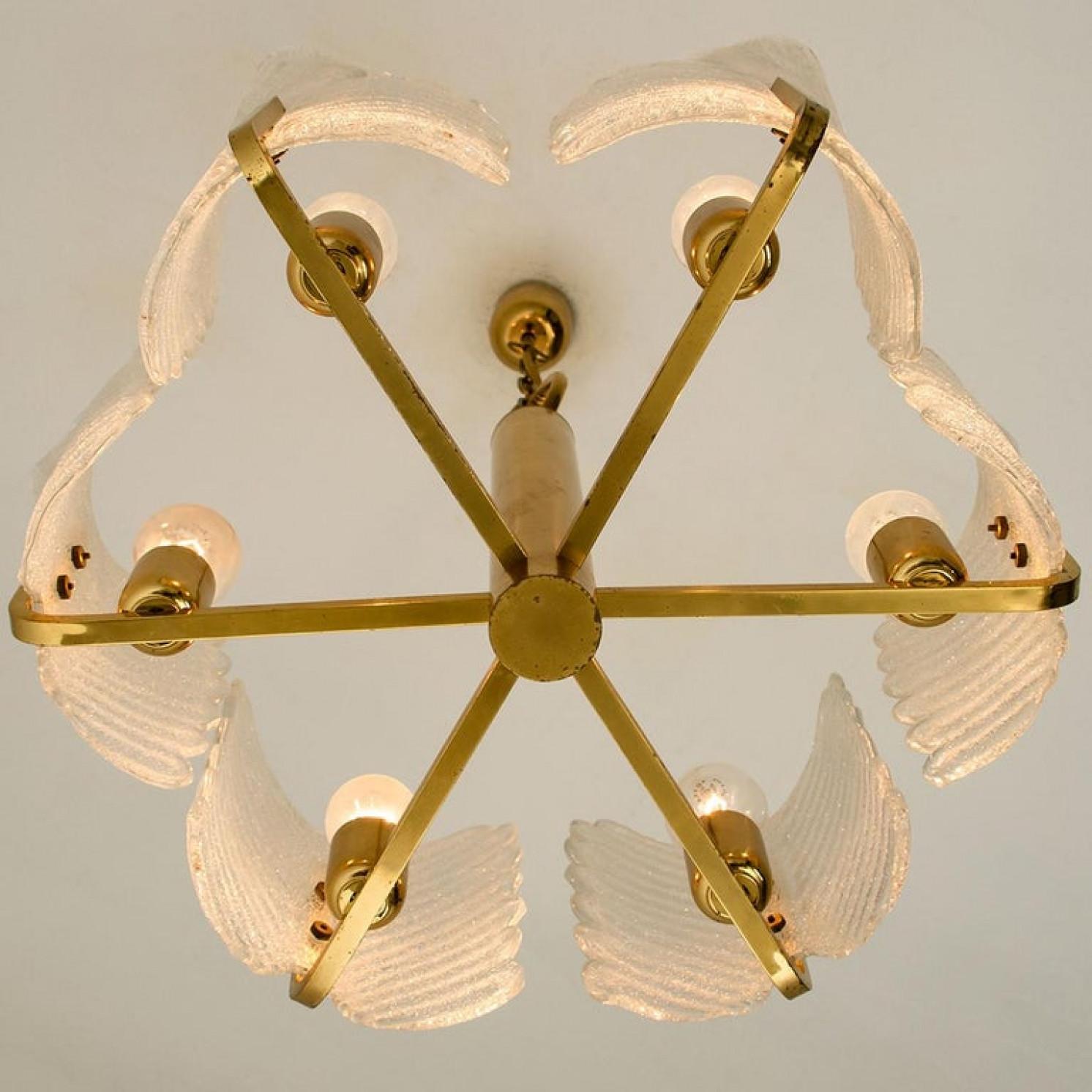 Grande lampadario in ottone con foglie di vetro Fagerlund di Orrefors, anni '60 in vendita 2
