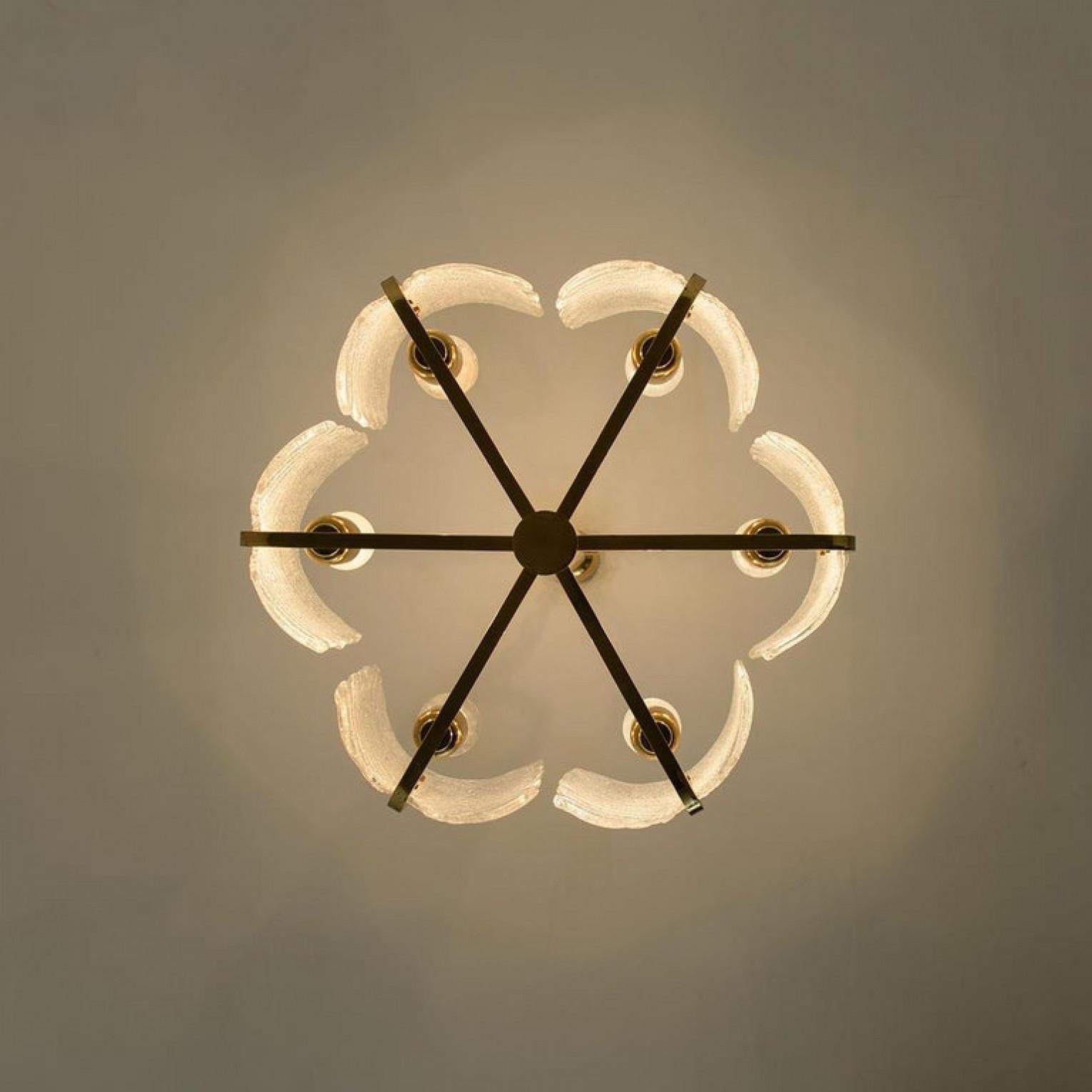 Grande lampadario in ottone con foglie di vetro Fagerlund di Orrefors, anni '60 in vendita 3
