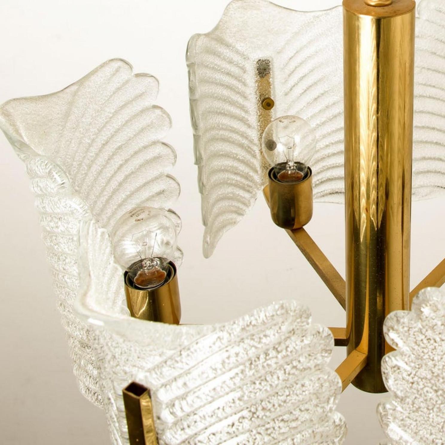 Grande lampadario in ottone con foglie di vetro Fagerlund di Orrefors, anni '60 in vendita 4