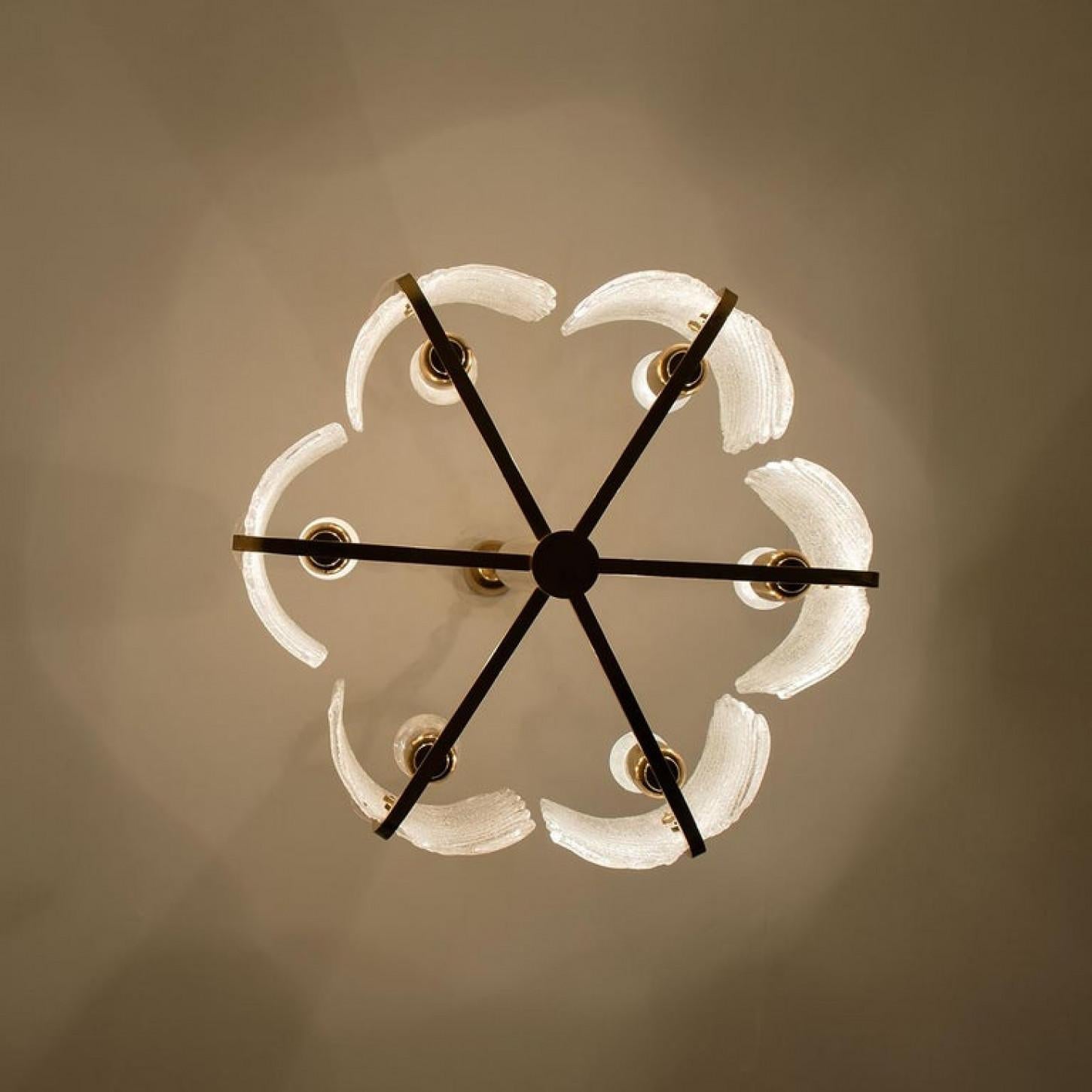 Grande lampadario in ottone con foglie di vetro Fagerlund di Orrefors, anni '60 in vendita 5
