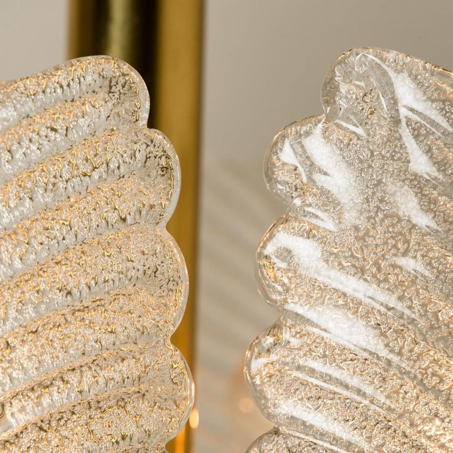 Questo splendido lampadario a sospensione di grandi dimensioni con dieci paralumi in vetro e accessori in ottone è stato prodotto negli anni '60 dall'iconica azienda Orrefors e progettato da Carl Fagerlund. Paralumi in vetro smerigliato trasparente