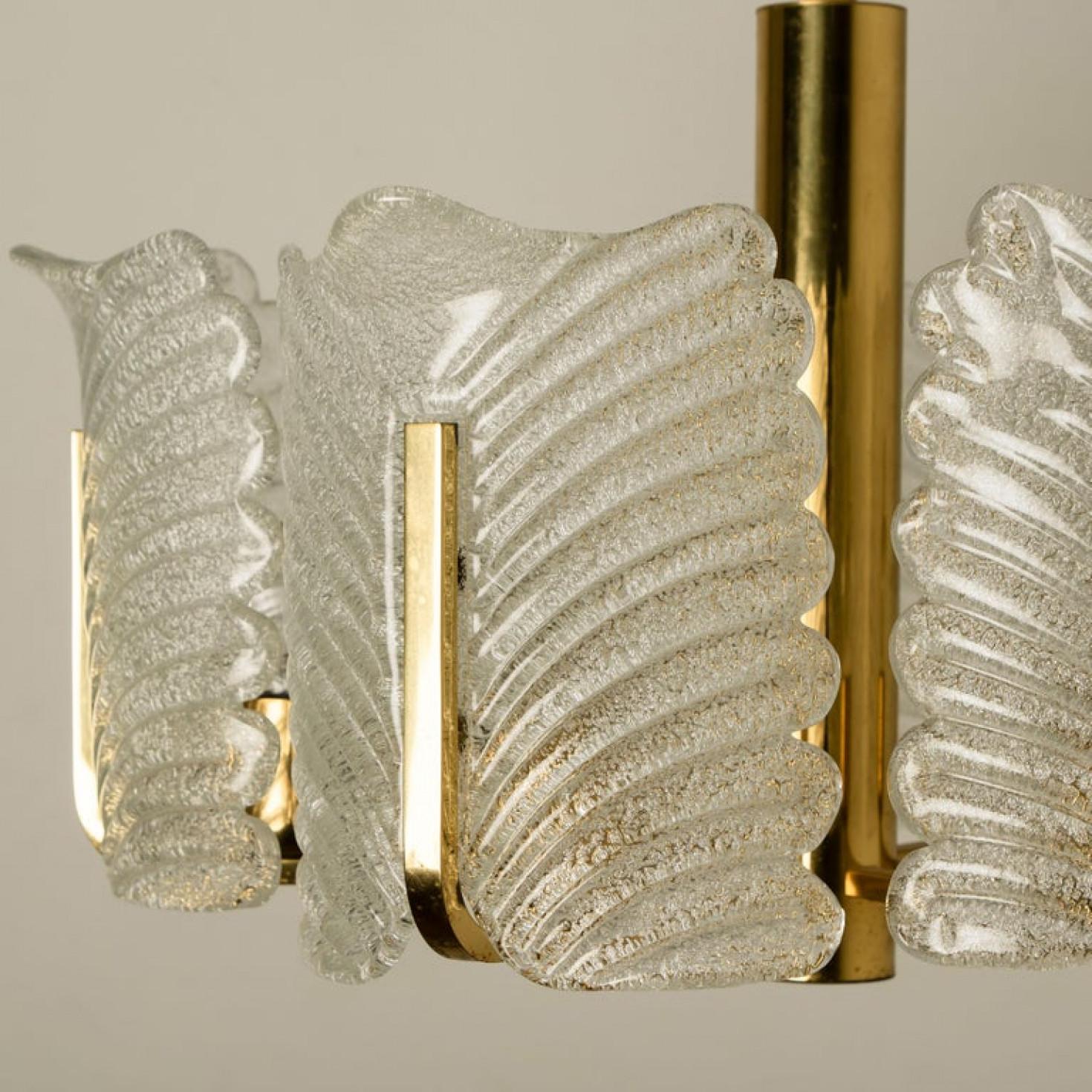 Mid-Century moderno Grande lampadario in ottone con foglie di vetro Fagerlund di Orrefors, anni '60 in vendita