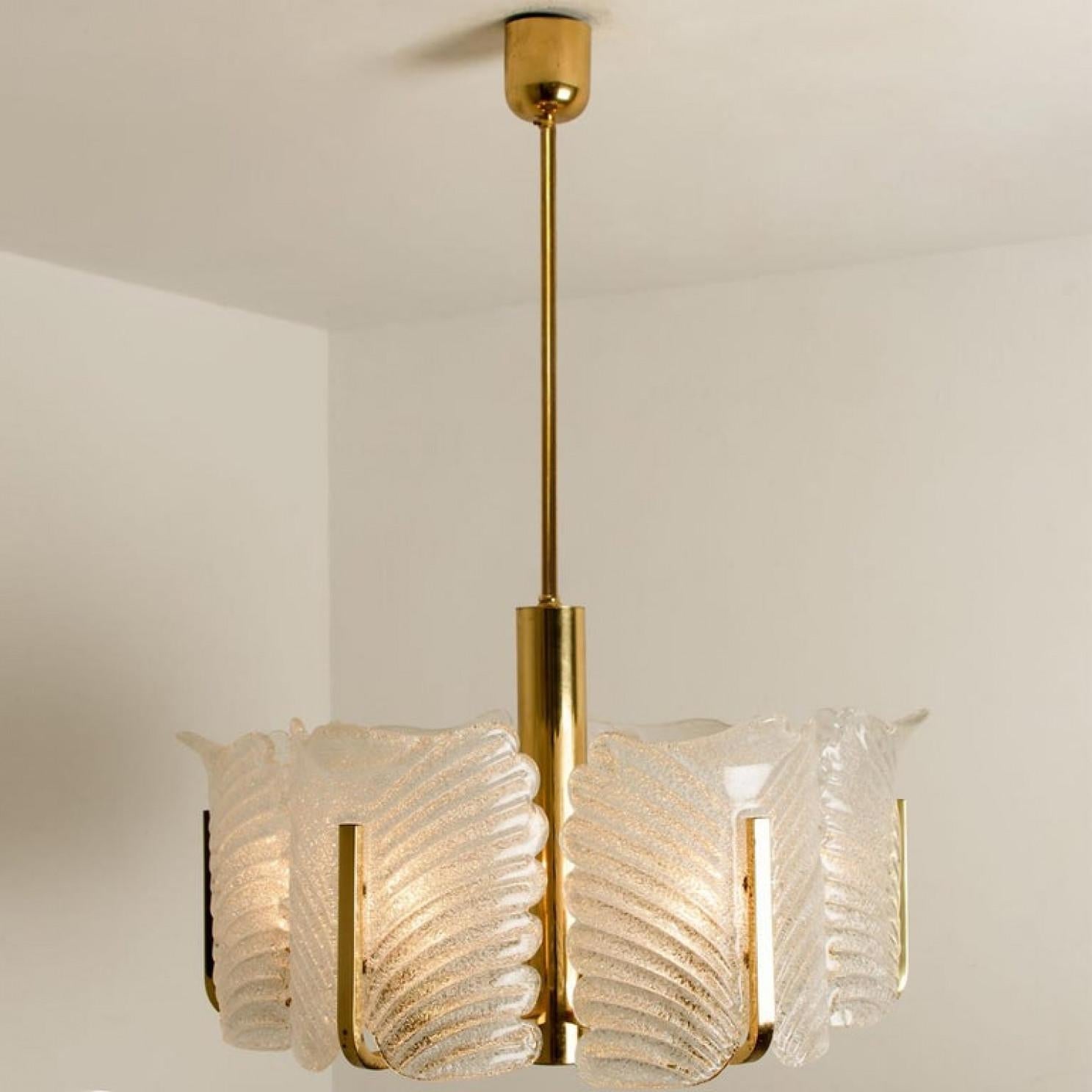 Austriaco Grande lampadario in ottone con foglie di vetro Fagerlund di Orrefors, anni '60 in vendita