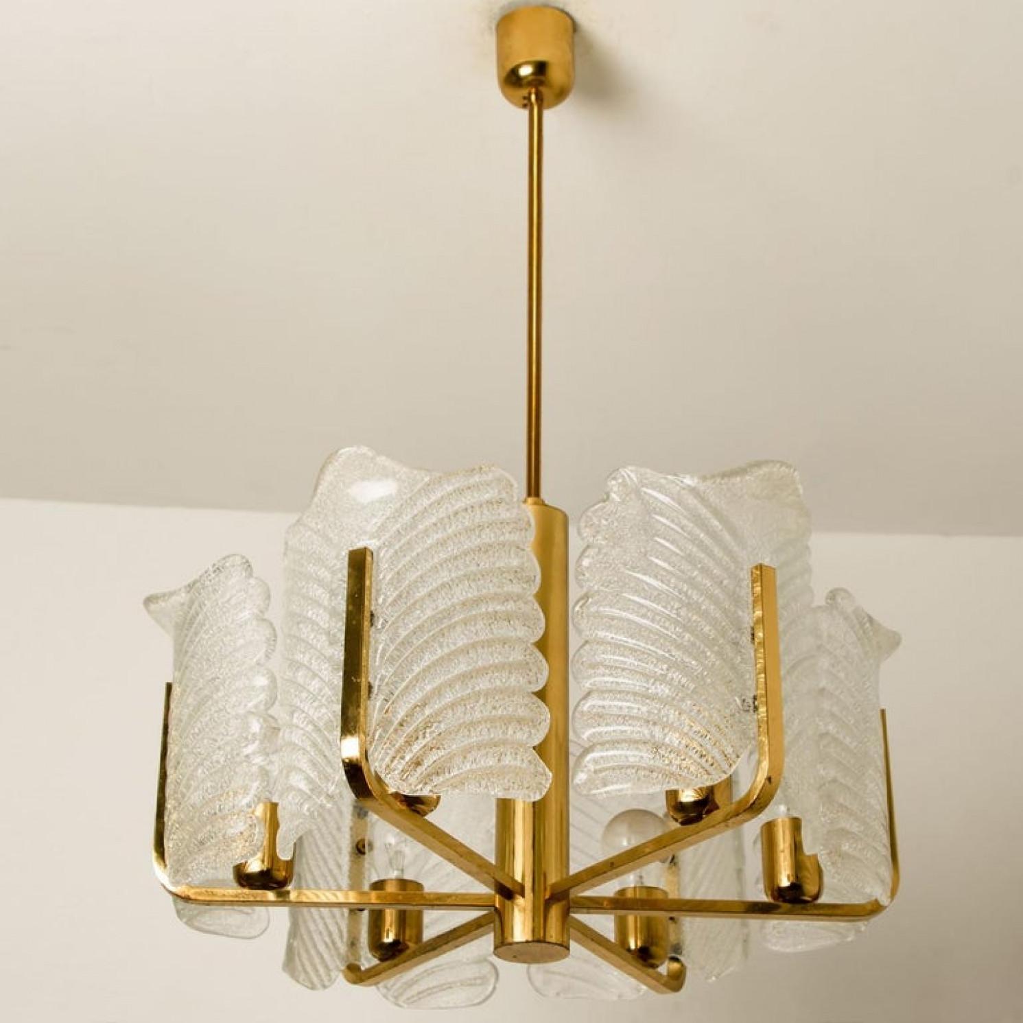 Altro Grande lampadario in ottone con foglie di vetro Fagerlund di Orrefors, anni '60 in vendita