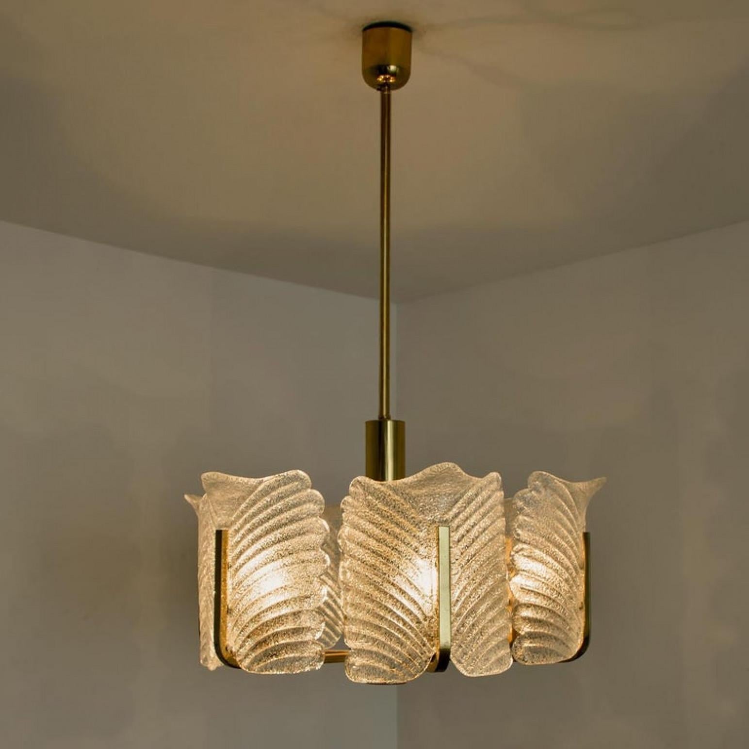 Grande lampadario in ottone con foglie di vetro Fagerlund di Orrefors, anni '60 In condizioni buone in vendita a Rijssen, NL
