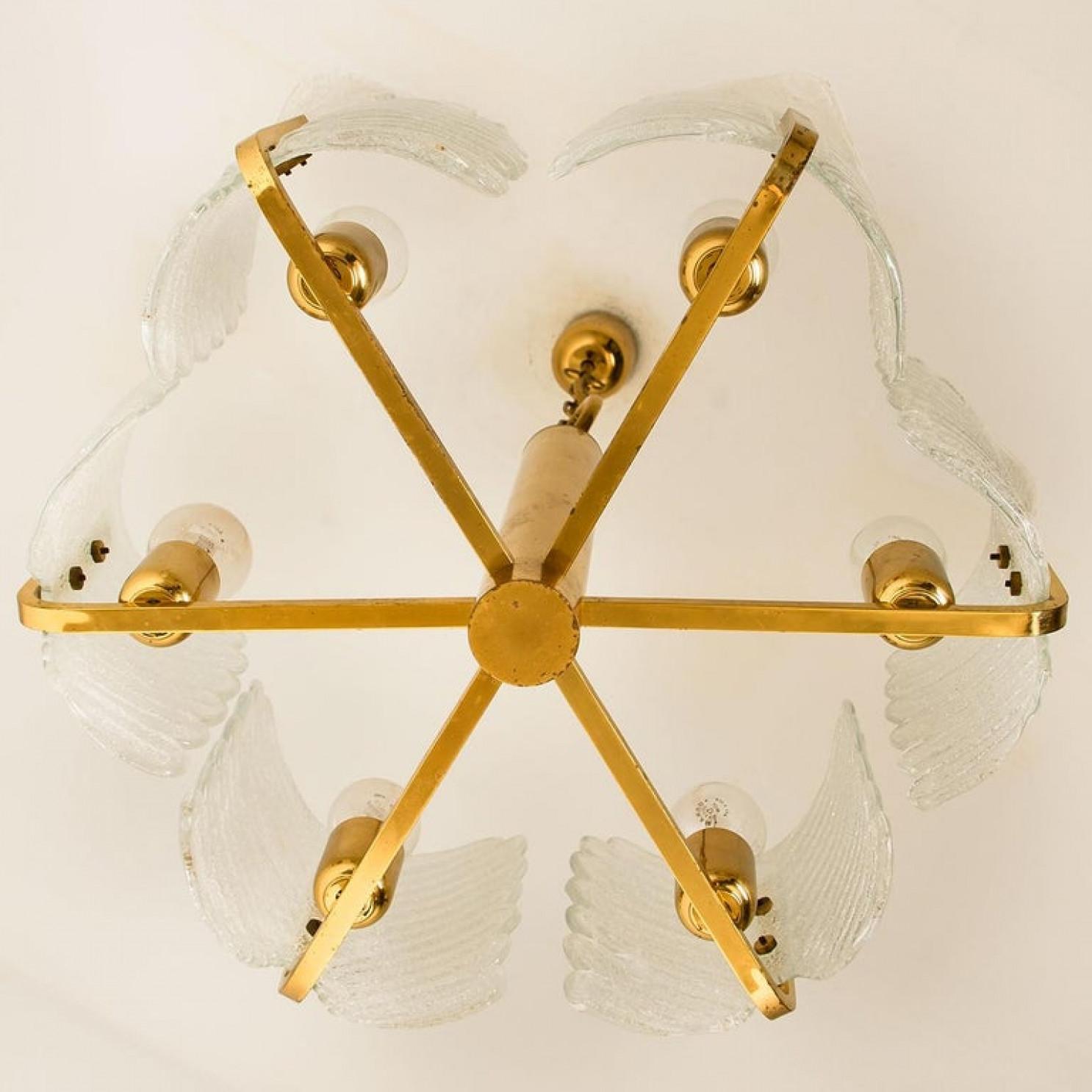 Ottone Grande lampadario in ottone con foglie di vetro Fagerlund di Orrefors, anni '60 in vendita