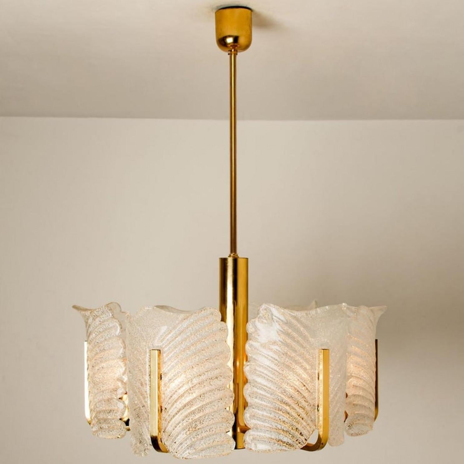 Grande lampadario in ottone con foglie di vetro Fagerlund di Orrefors, anni '60 in vendita 1