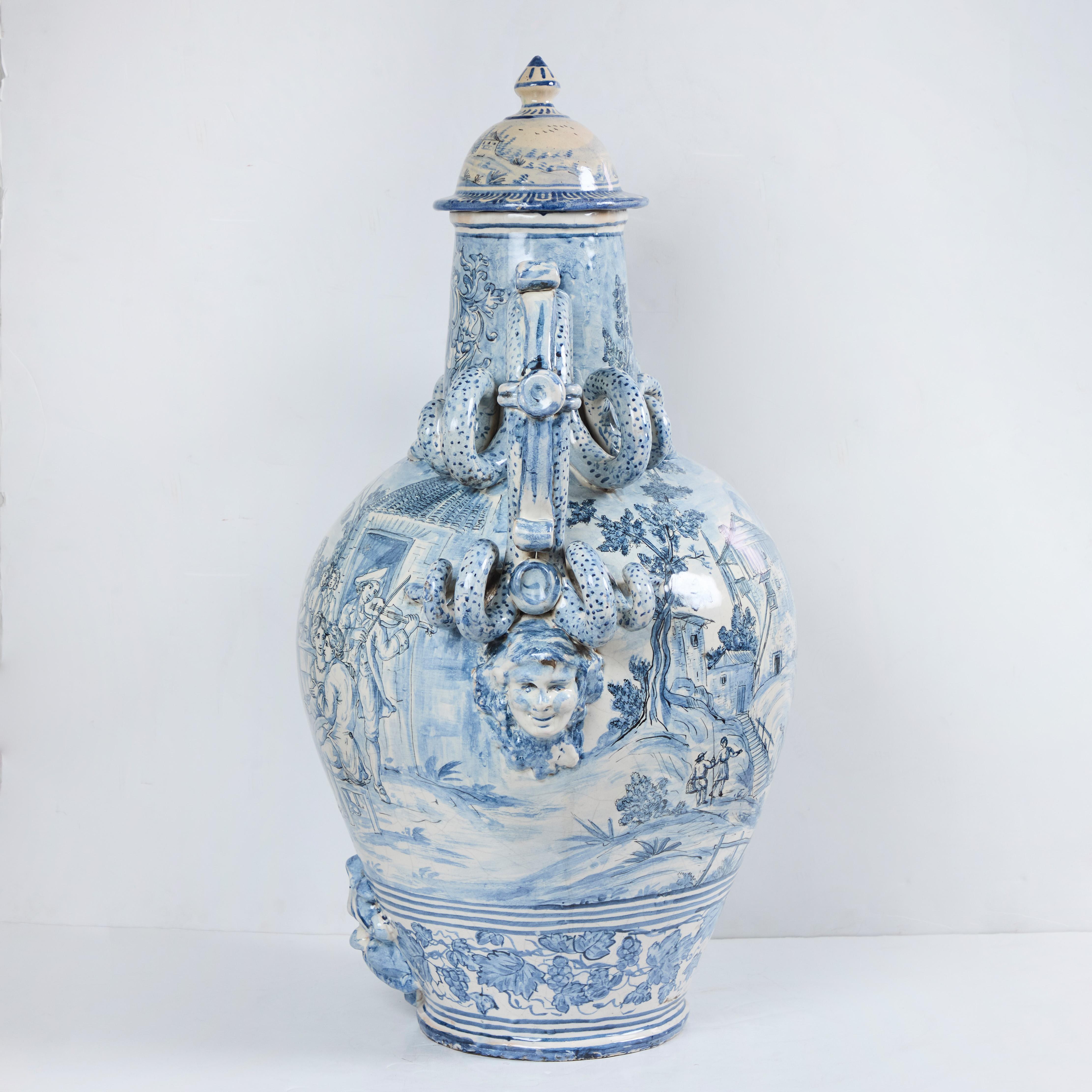 Grande vaso da vino coperto in faience in vendita 2