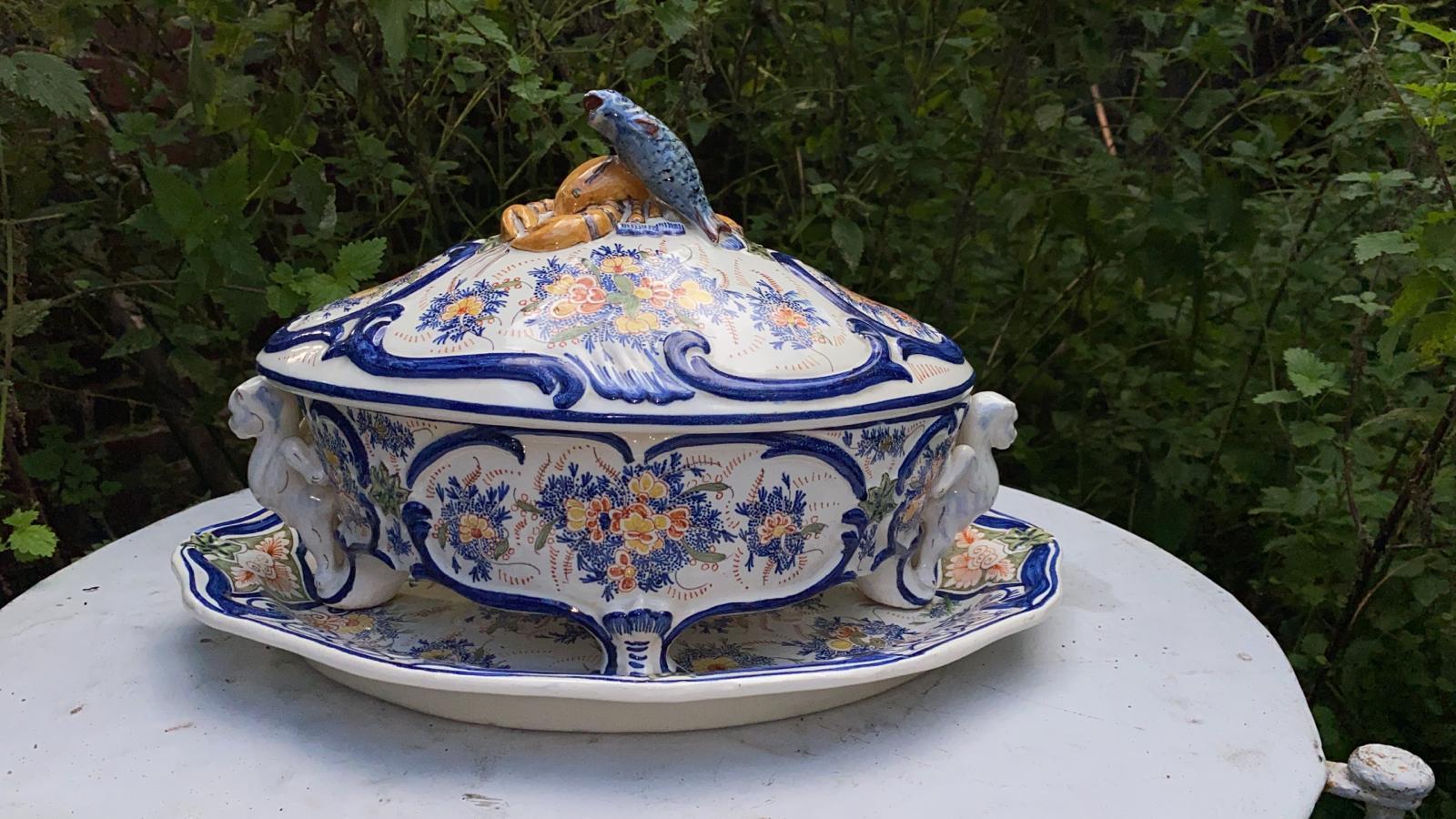 Faience Soup Tureen Delft, circa 1930.
Chinoiserie scene on the platter , handle with fish and lobster.
Platter 17.5 by 13.3 inches.
Height / 11.5 inches.