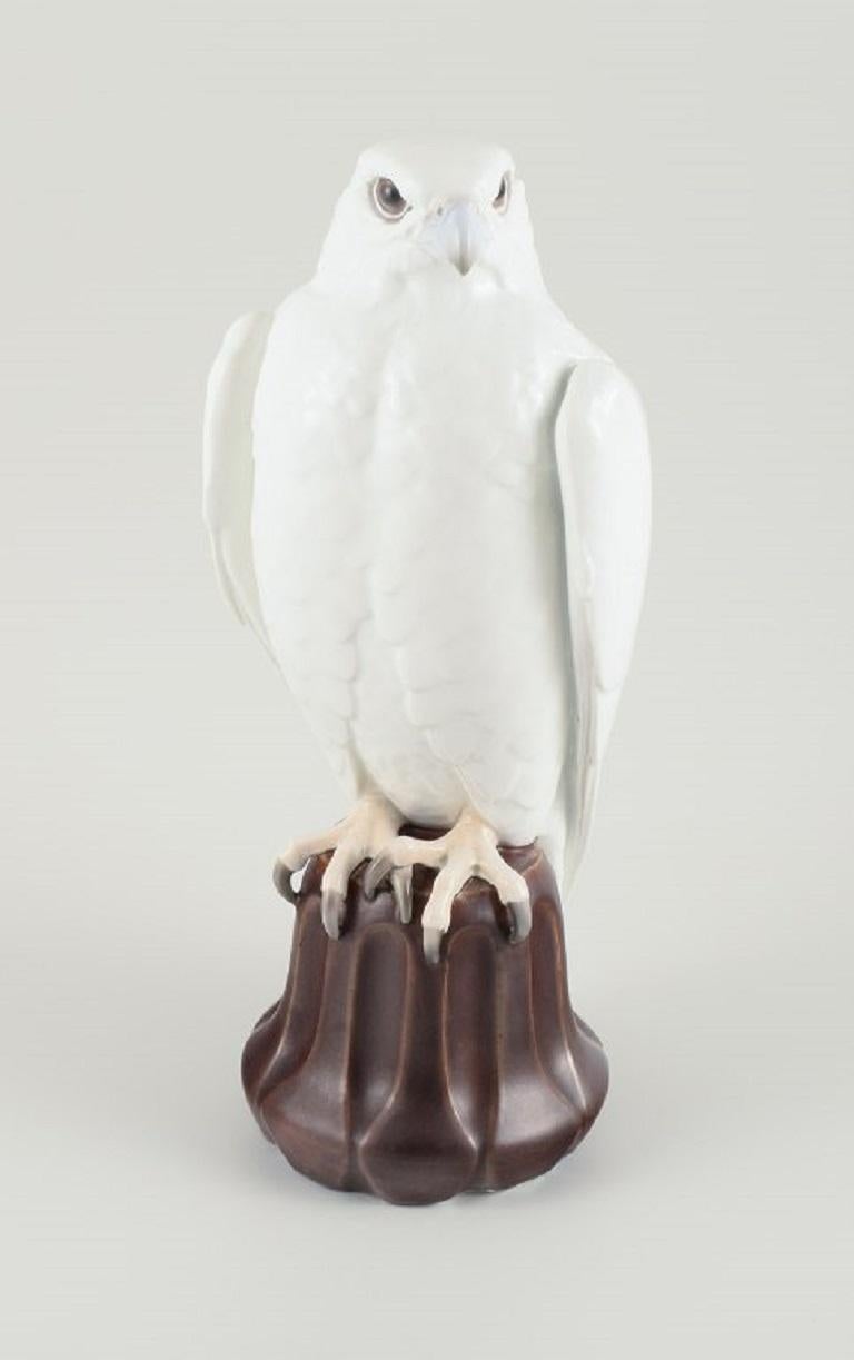 Dahl Jensen for Bing & Grondahl. 
Large porcelain figure of a falcon, model no. 1531.
1920/30s.
H 37.0 cm. x D 16.0 cm.
In excellent condition.
Second factory quality for no obvious reason.