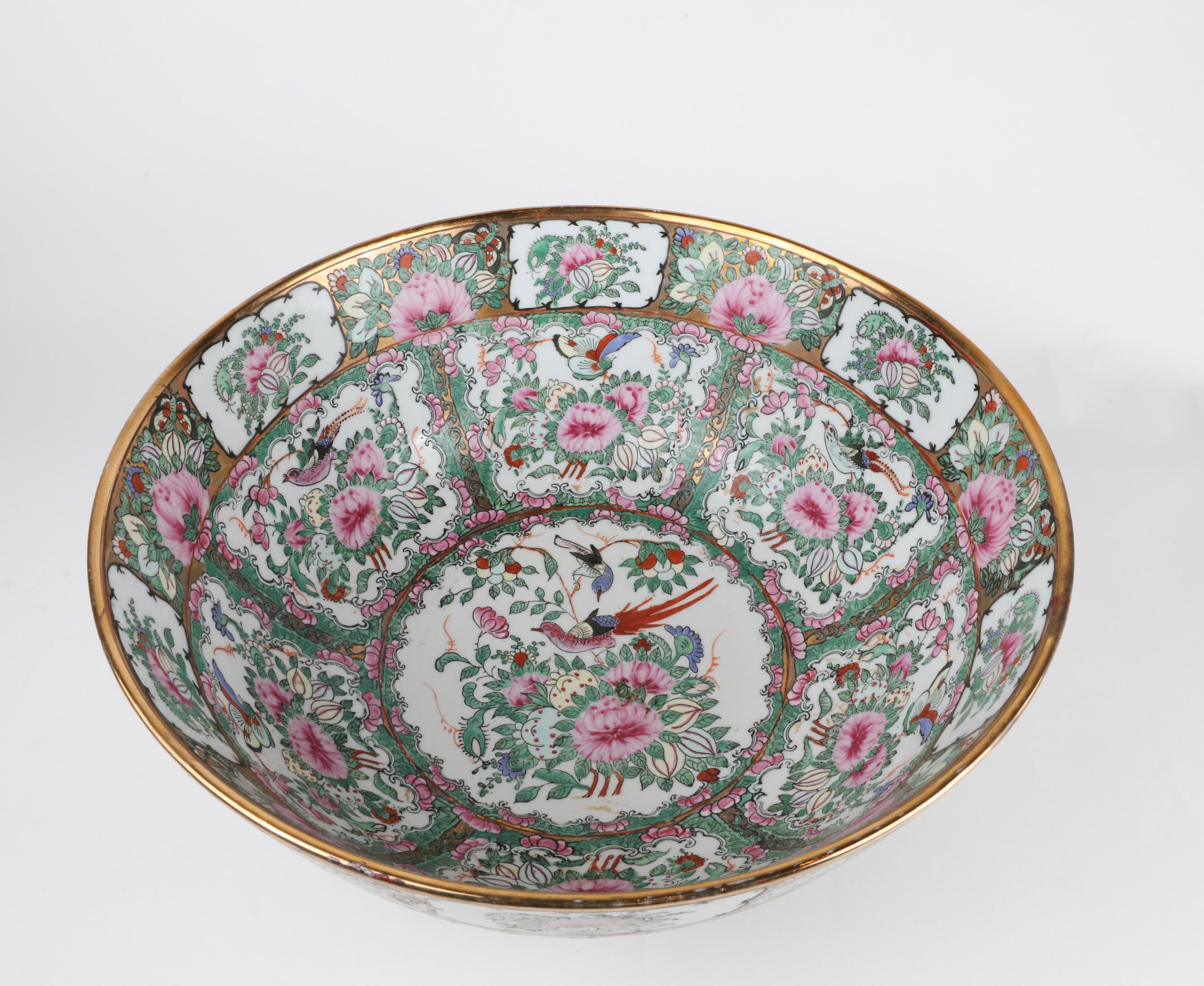 Large decorative famille rose bowl

Measures: 6.5