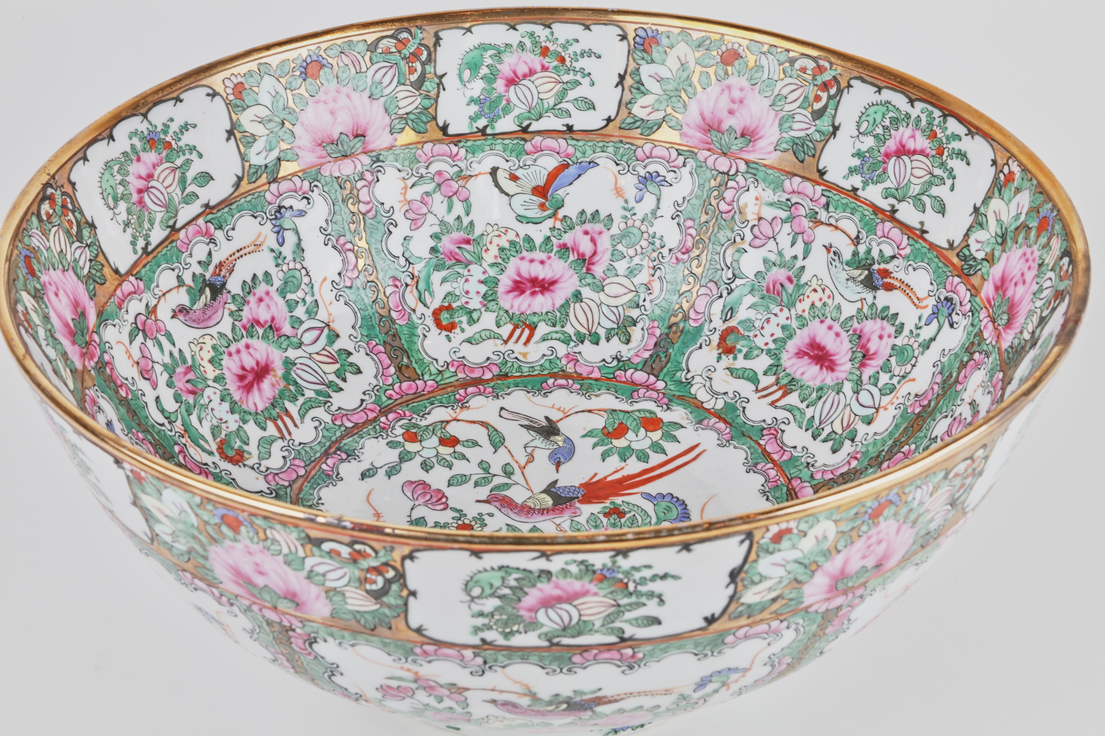Large Famille Rose Bowl In Good Condition In Bridgehampton, NY