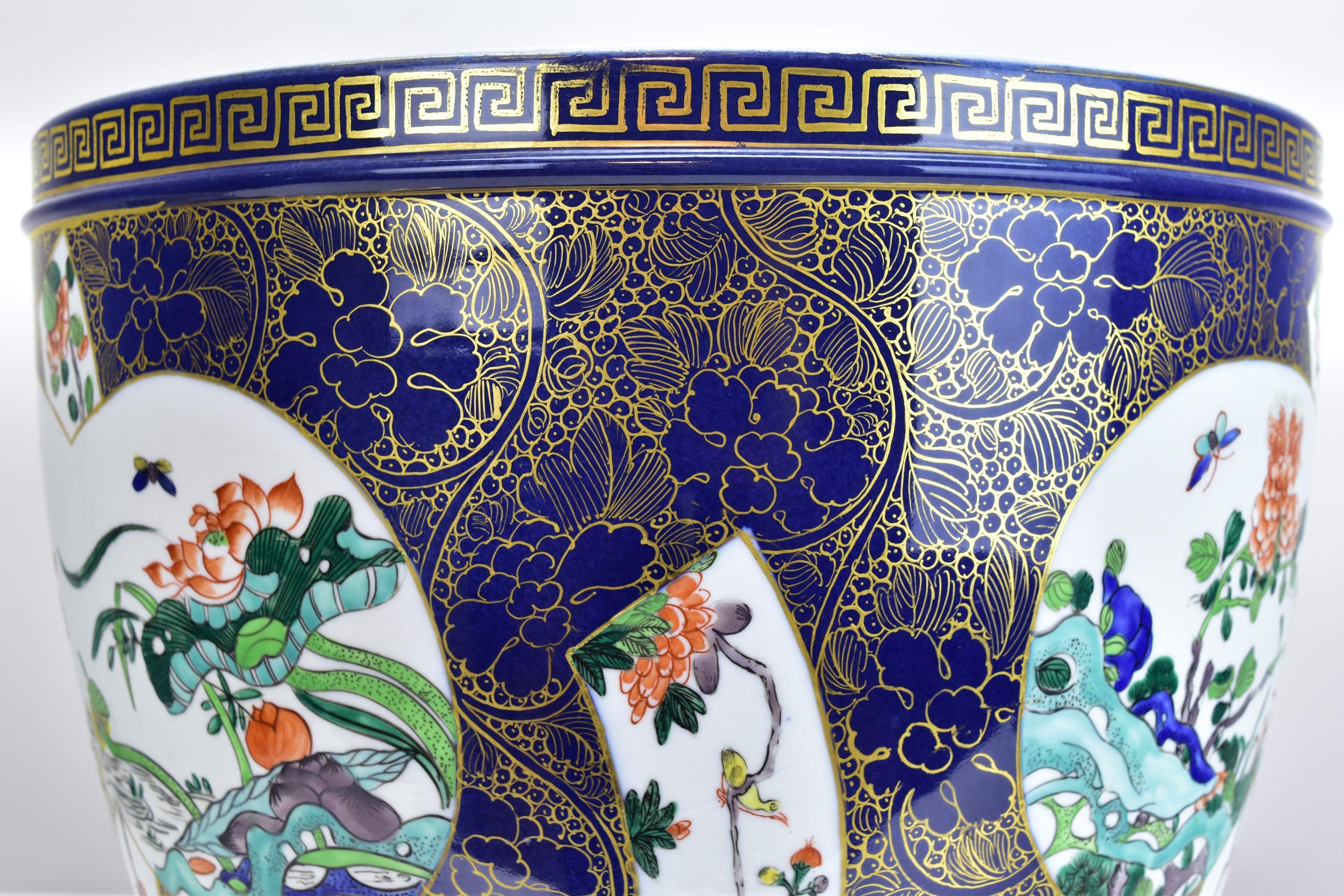 Macetero grande Famille Rose Cachepot Porcelana china de exportación Azul cobalto / Dorada mediados del siglo XX en venta