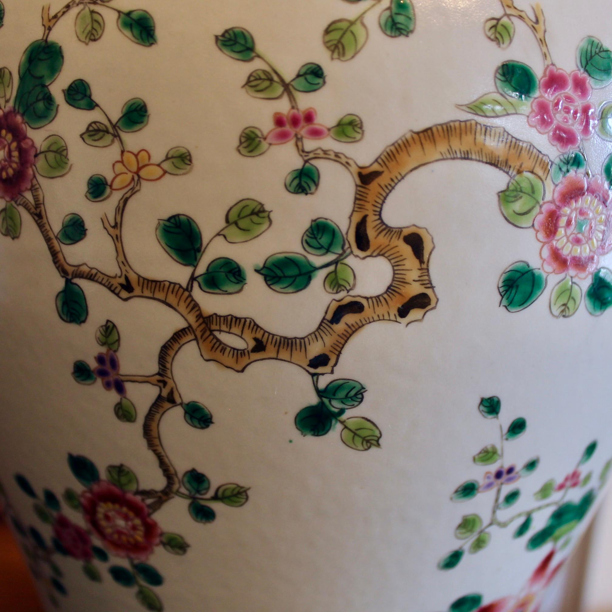 Grande jarre en porcelaine chinoise couverte Famille Rose avec décoration de jardin en vente 2