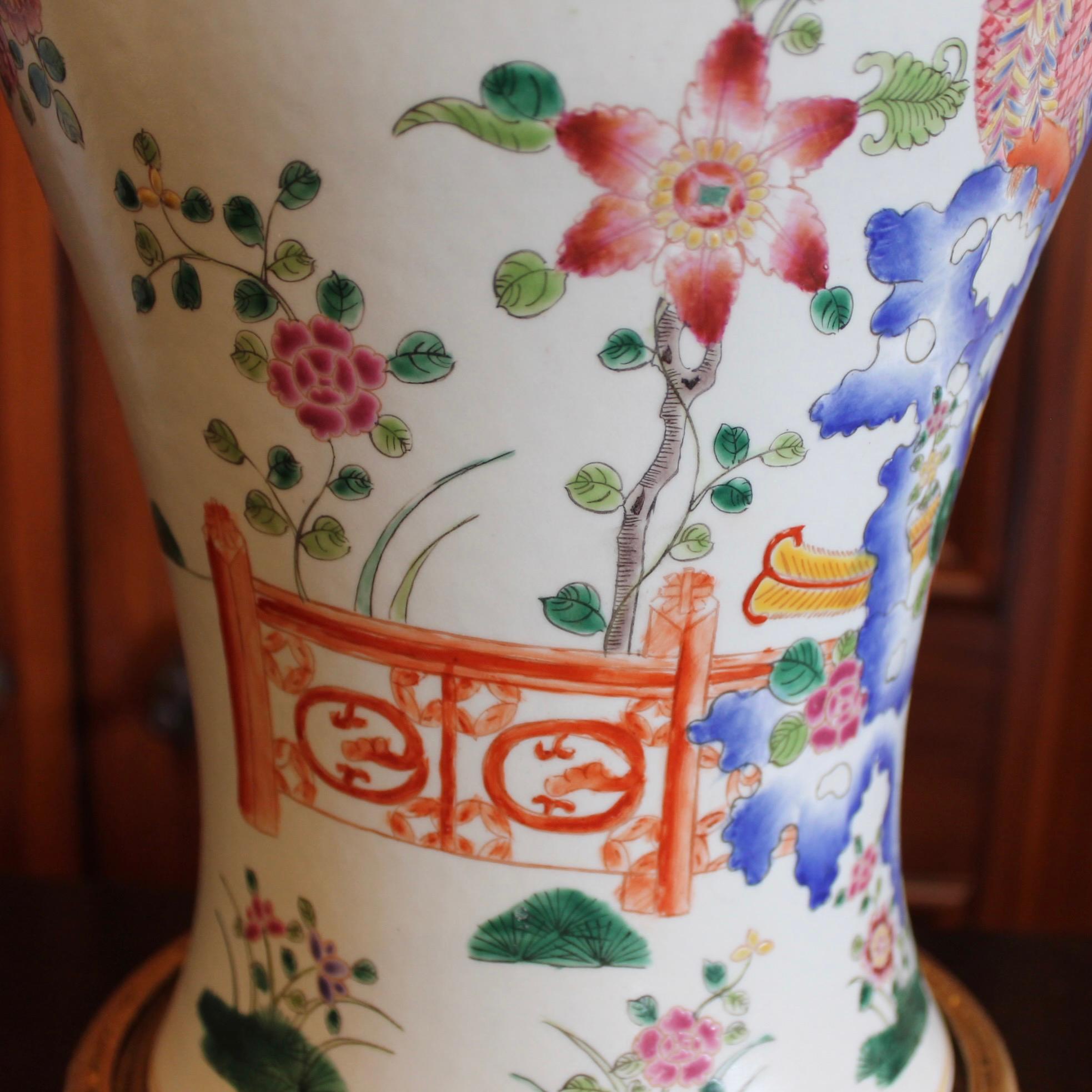 Grande jarre en porcelaine chinoise couverte Famille Rose avec décoration de jardin en vente 3