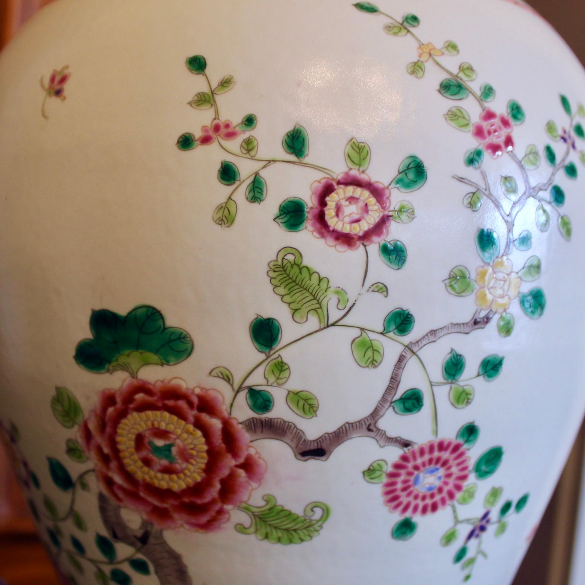 Exportation chinoise Grande jarre en porcelaine chinoise couverte Famille Rose avec décoration de jardin en vente