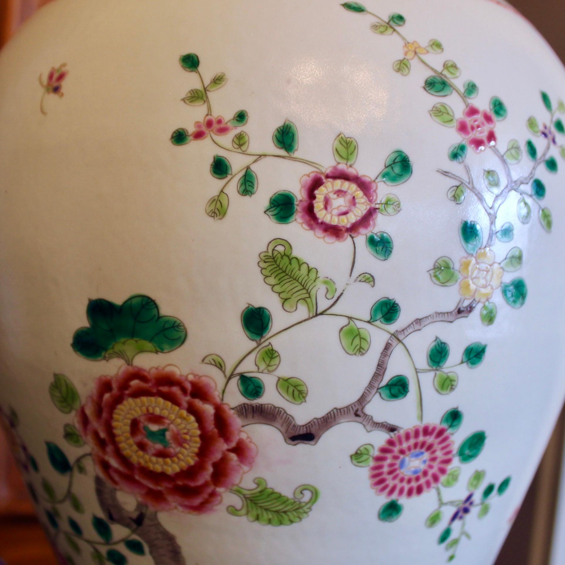 Large Famille Rose Chinese Covered Porcelain Ginger Jar With Garden Decoration In Good Condition For Sale In Free Union, VA