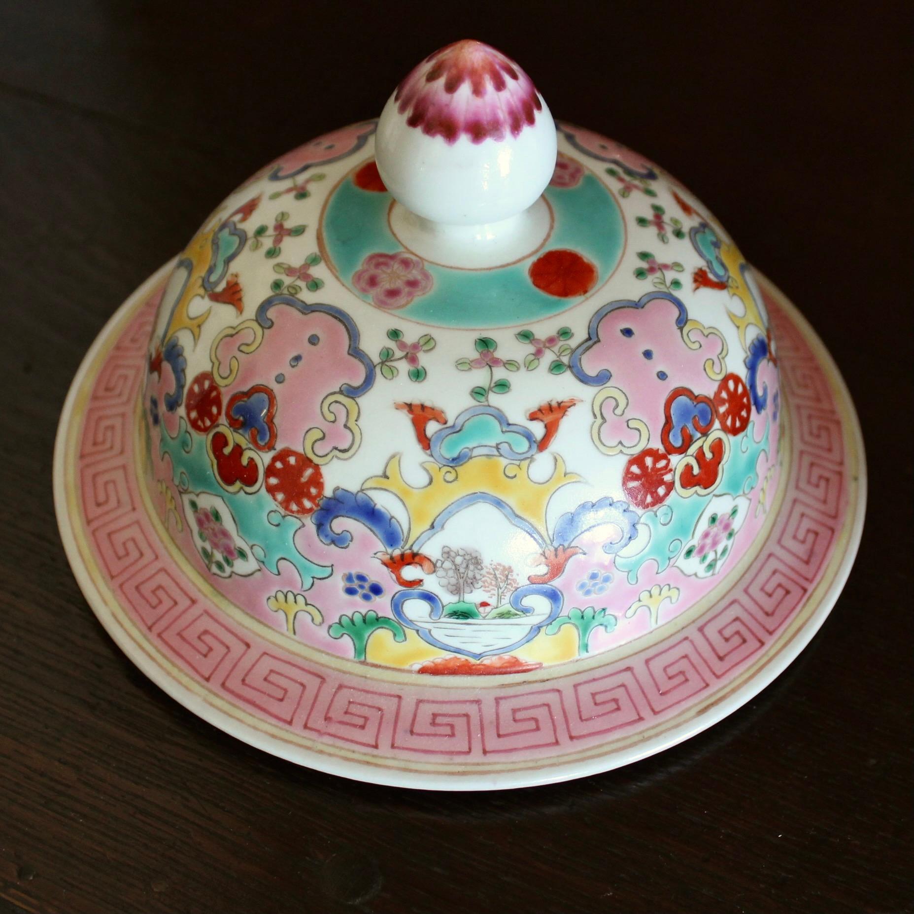 Grande jarre en porcelaine chinoise couverte Famille Rose avec décoration de jardin Bon état - En vente à Free Union, VA