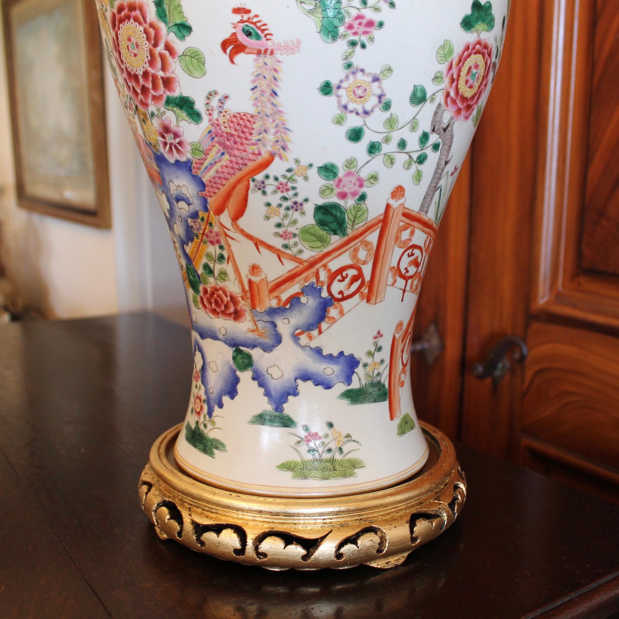 20ième siècle Grande jarre en porcelaine chinoise couverte Famille Rose avec décoration de jardin en vente