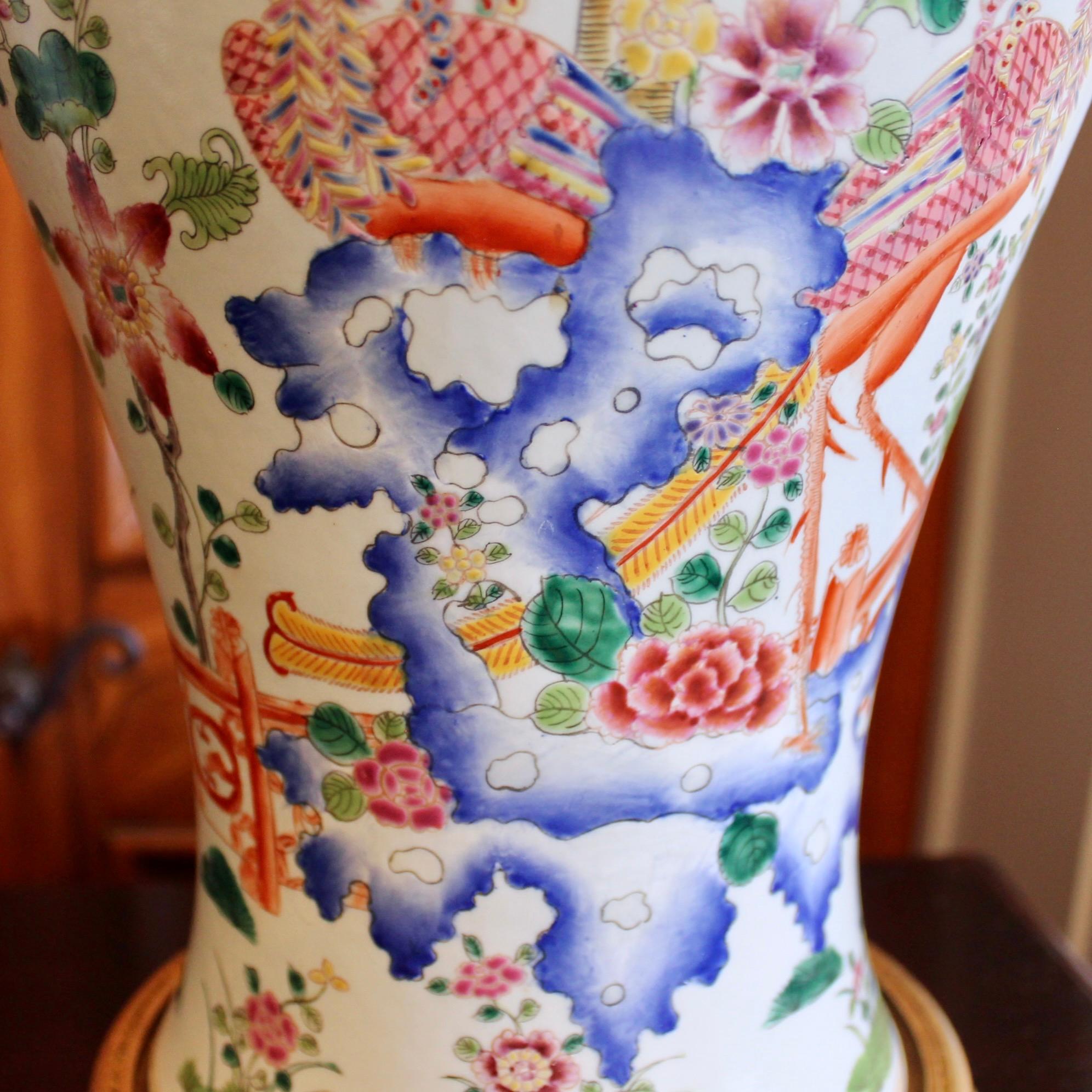 Porcelaine Grande jarre en porcelaine chinoise couverte Famille Rose avec décoration de jardin en vente