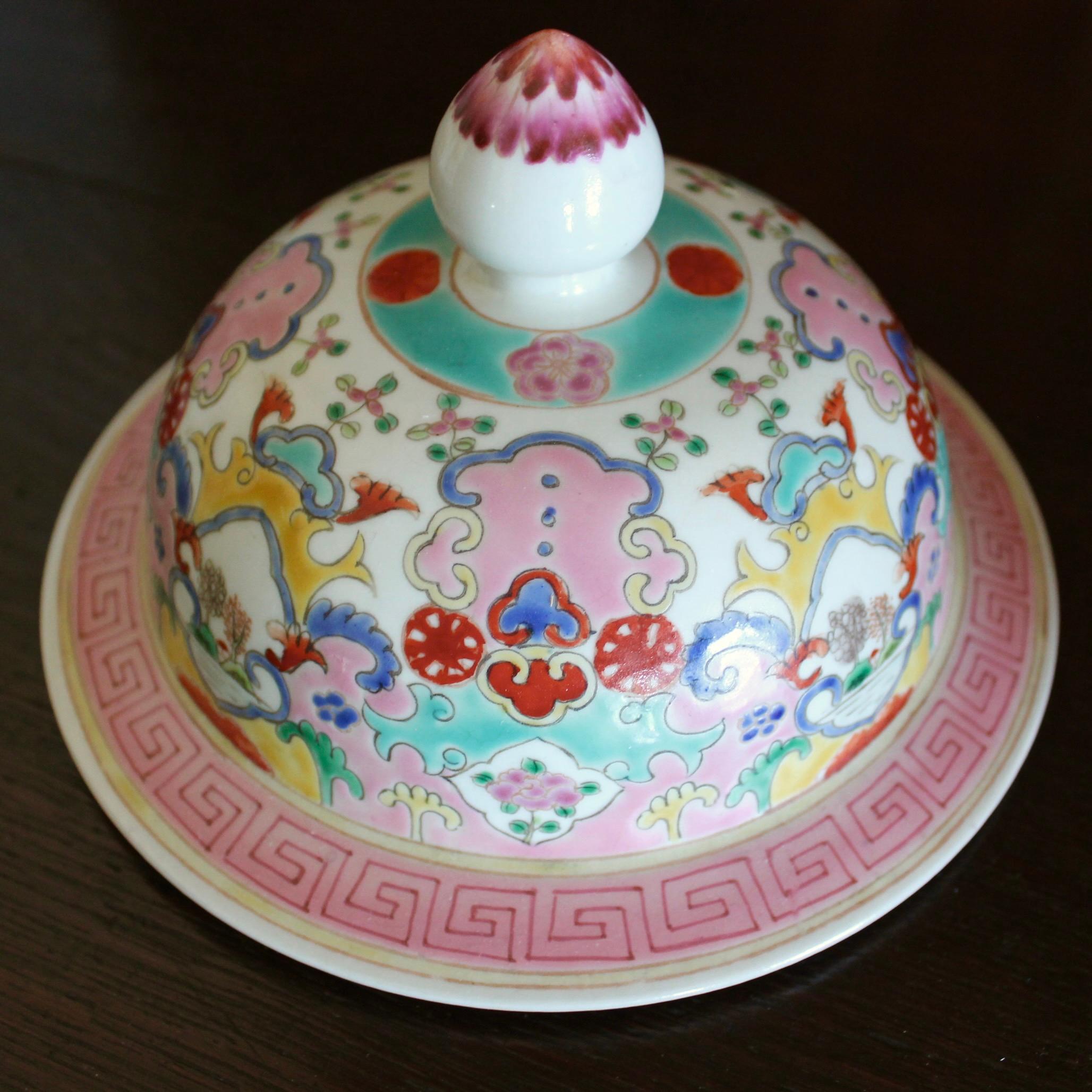 Large Famille Rose Chinese Covered Porcelain Ginger Jar With Garden Decoration For Sale 3