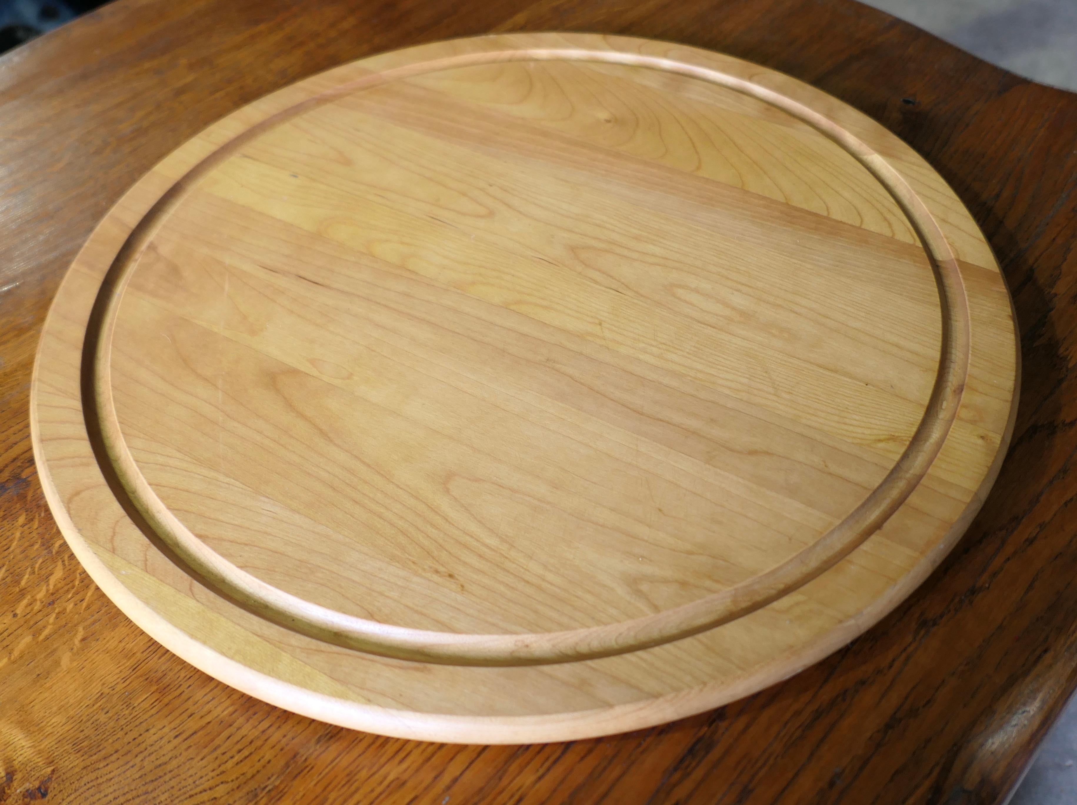 Lazy Susan grande de pino de tamaño familiar  Una magnífica pieza de tamaño familiar Escandinavo moderno en venta