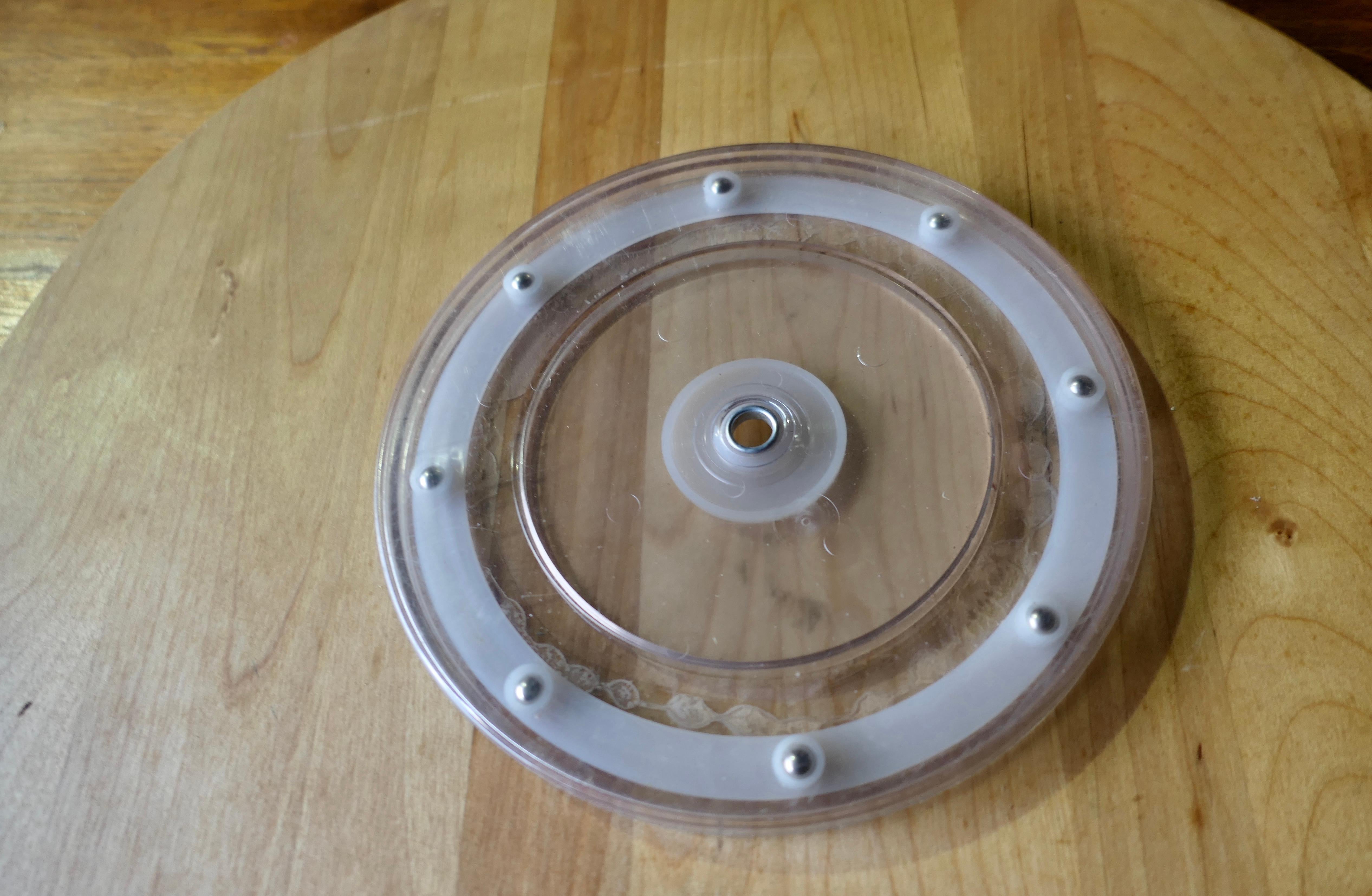 Lazy Susan grande de pino de tamaño familiar  Una magnífica pieza de tamaño familiar siglo XX en venta