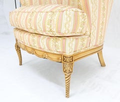 Grande poltrona con schienale a ventaglio e gambe a corda intagliate, rivestimento in seta Menta!