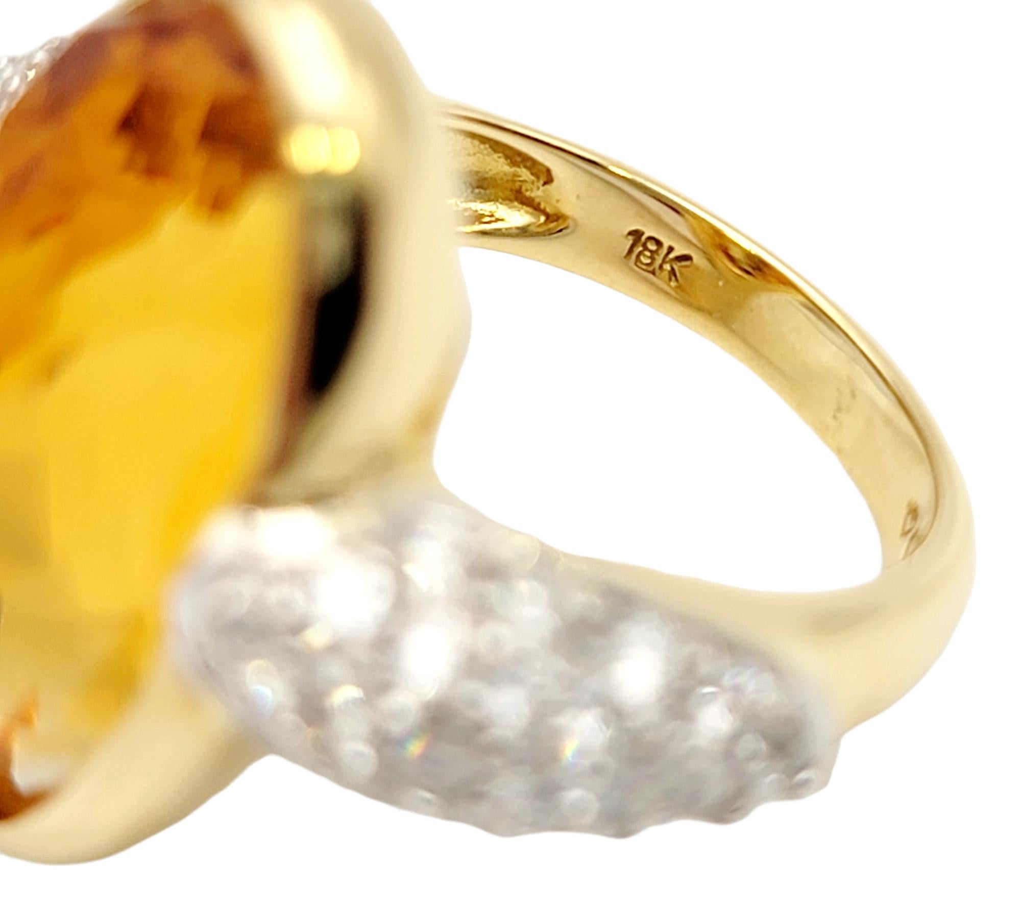 Grande bague en or jaune 18 carats avec citrine ovale de taille fantaisie et diamants pavés en vente 1