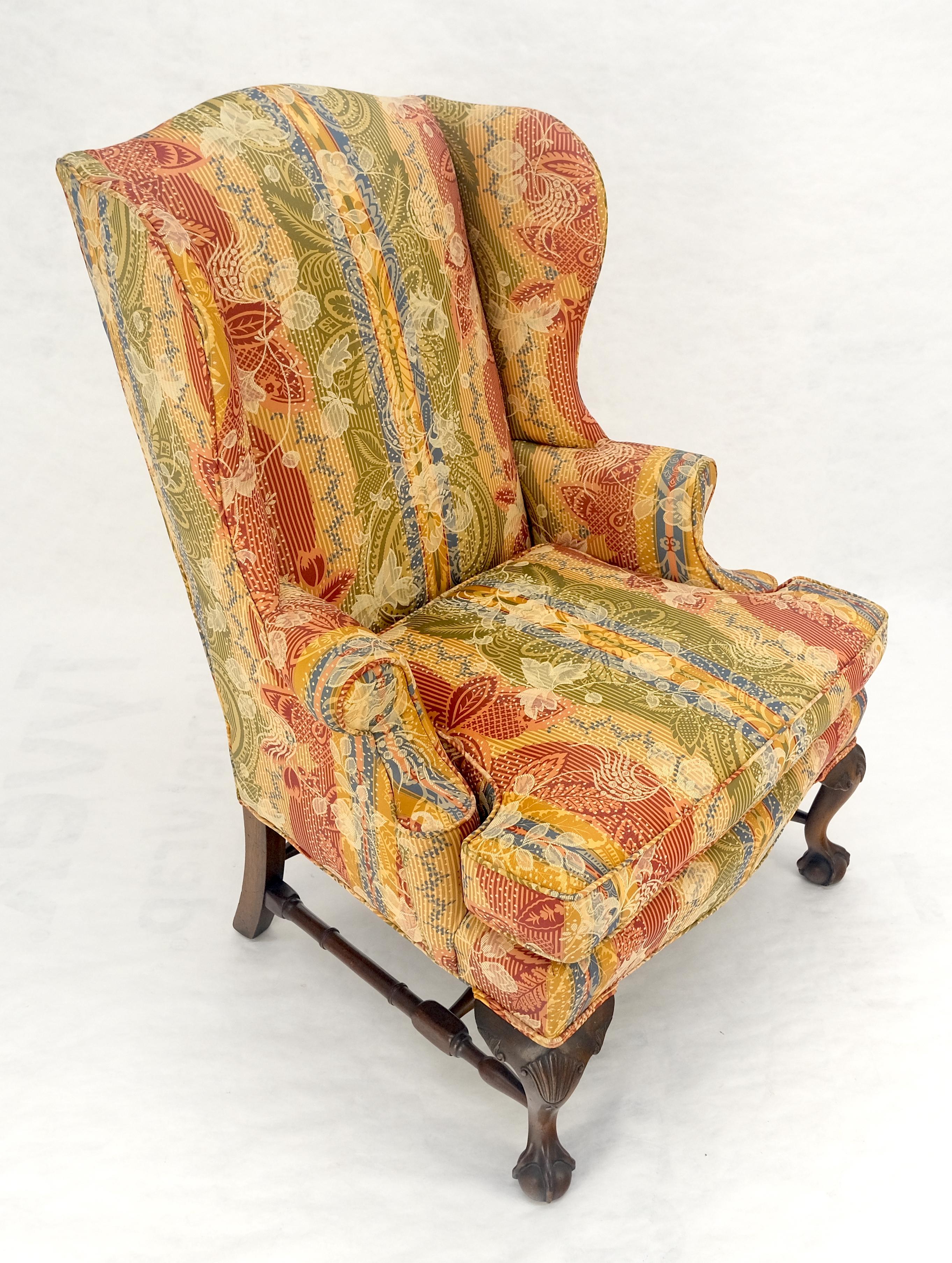 Sillón de orejas con patas de garra y bola tallada MINT en venta 3