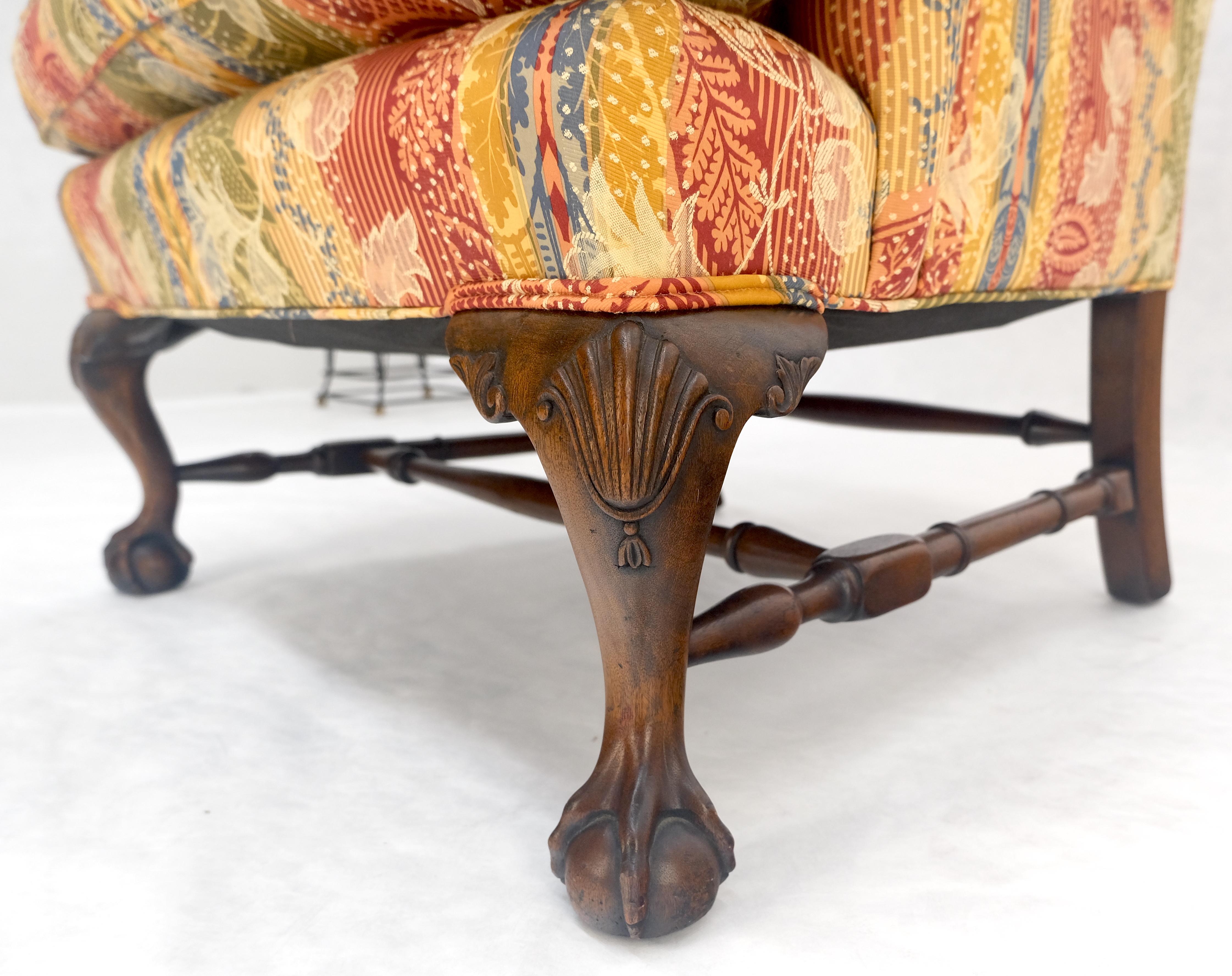 Sillón de orejas con patas de garra y bola tallada MINT en venta 6