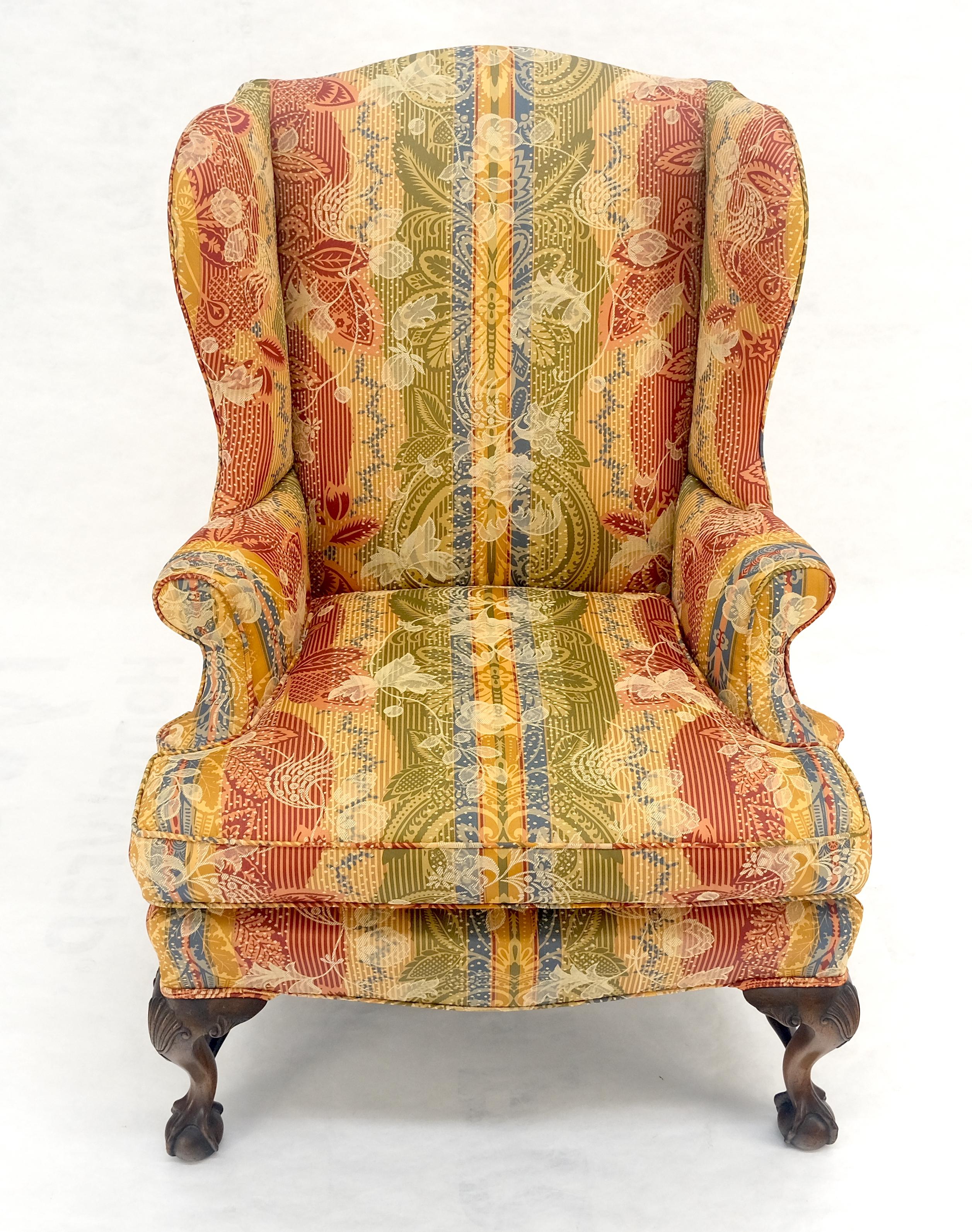 Sillón de orejas con patas de garra y bola tallada MINT Chippendale en venta