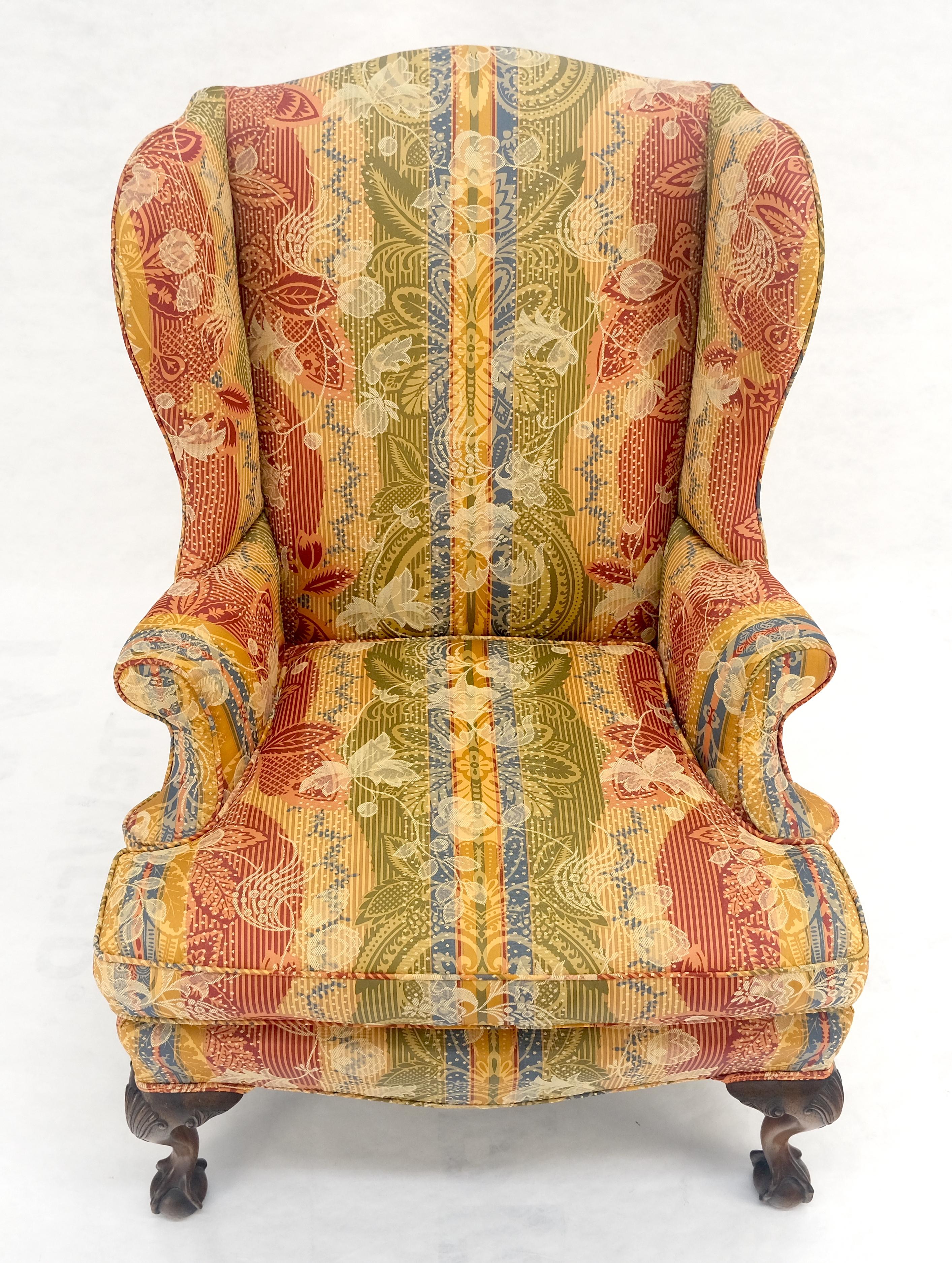 Sillón de orejas con patas de garra y bola tallada MINT Estadounidense en venta