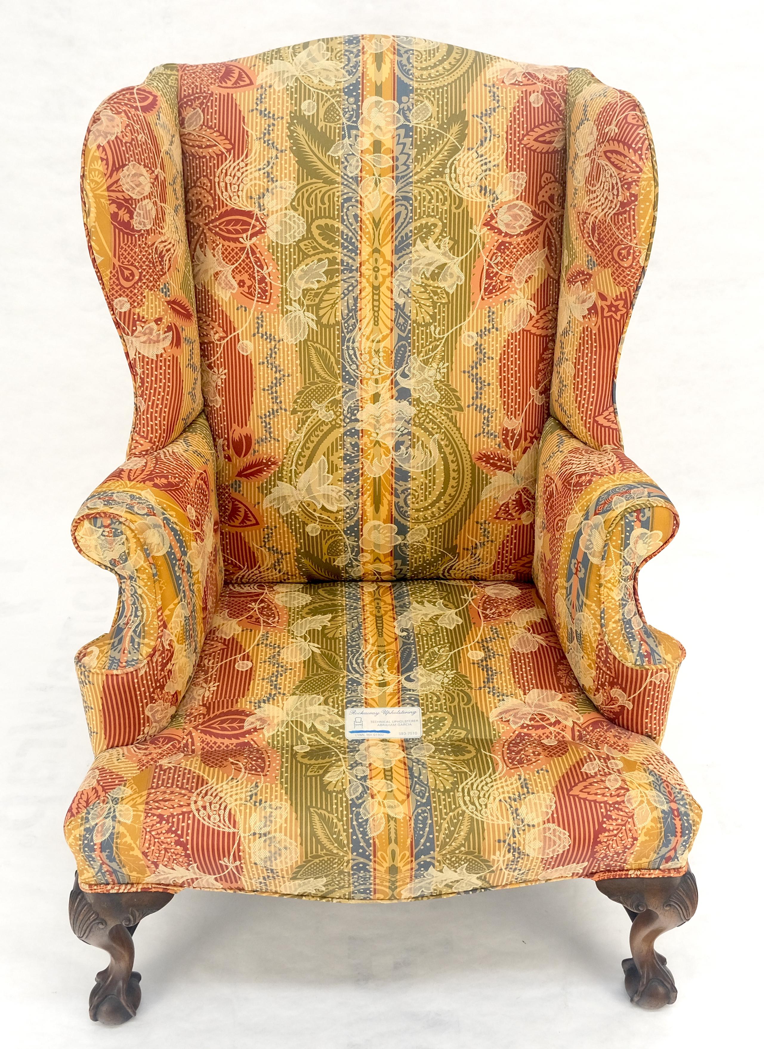 Sillón de orejas con patas de garra y bola tallada MINT siglo XX en venta