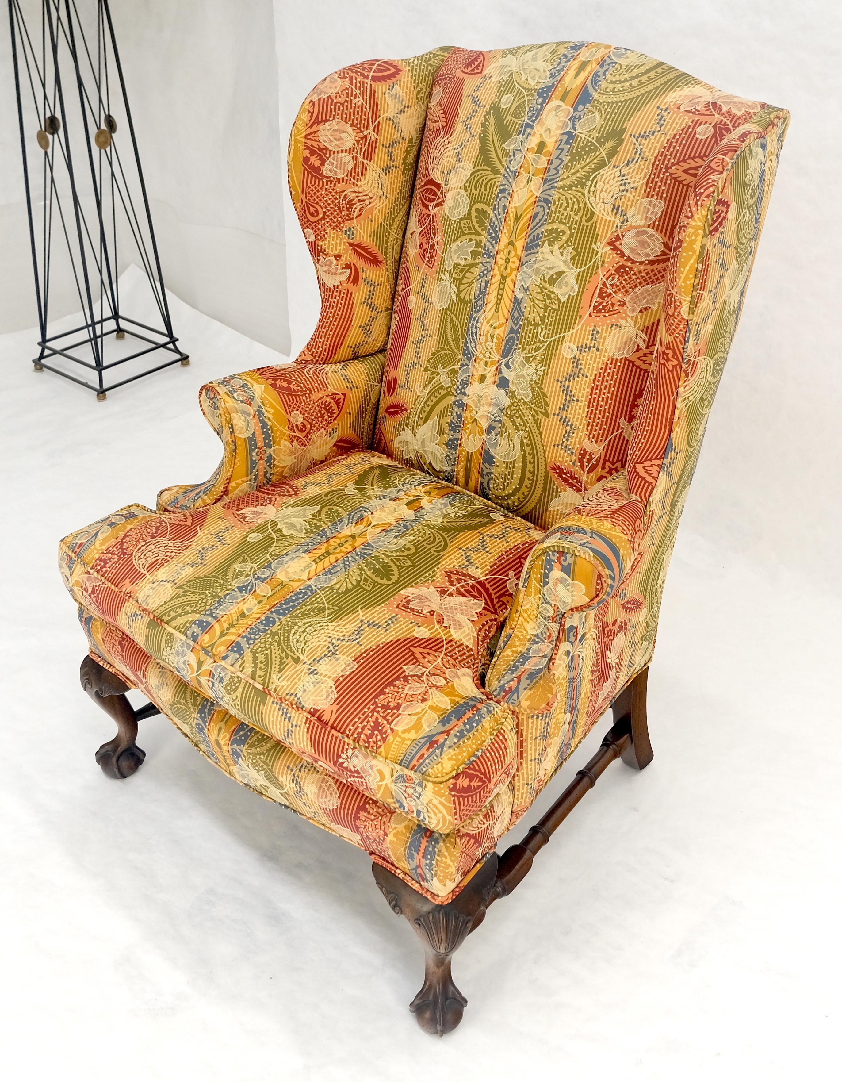 Sillón de orejas con patas de garra y bola tallada MINT Caoba en venta