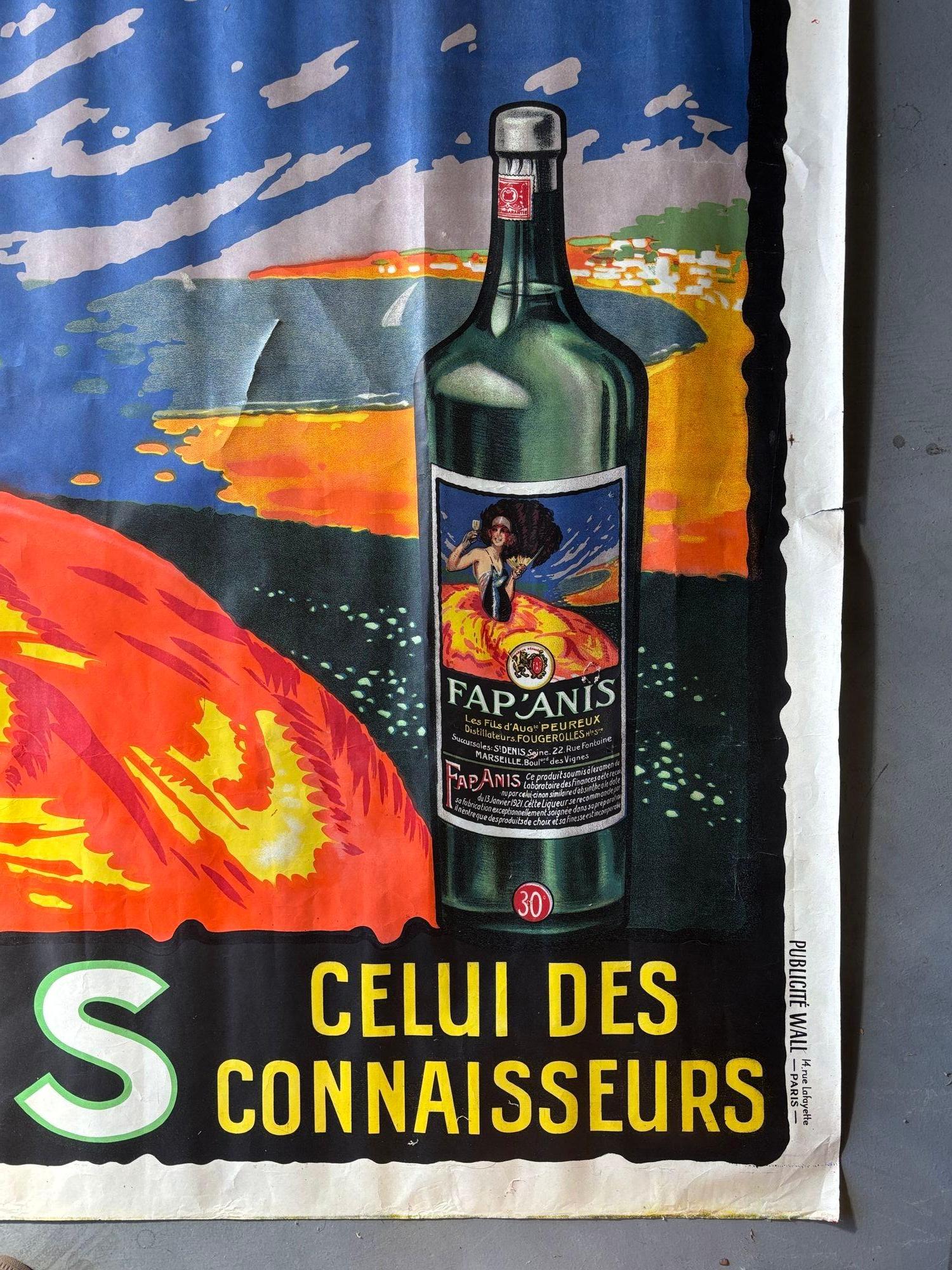 Questo poster artistico per un aperitivo francese è un'esplosione di colori. Una flapper francese in abito fluente si gode una vista panoramica sulla costa mediterranea e un bicchiere di Fap' Anis.

In modo intelligente, la vista drammatica è un