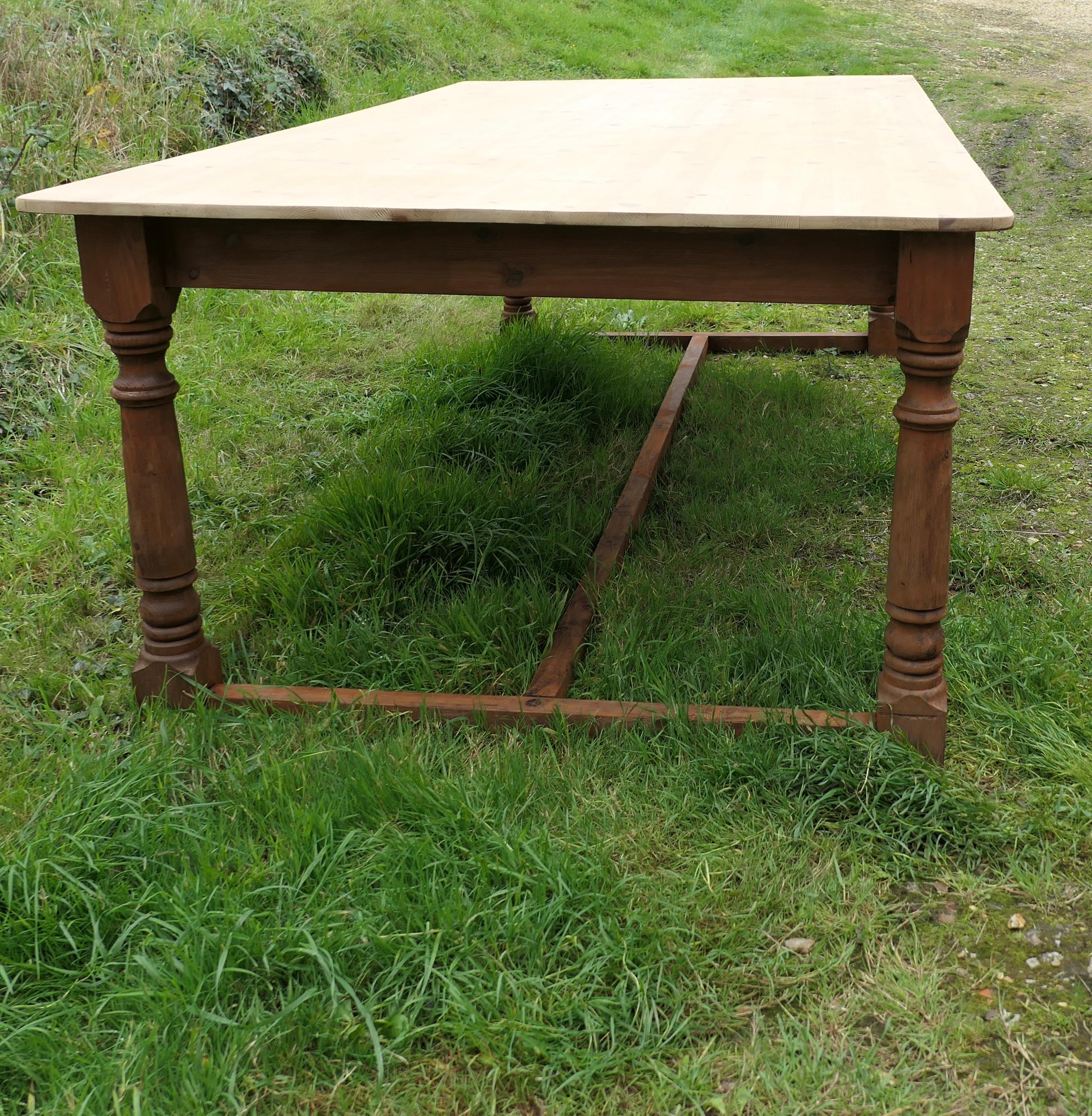 Grande table en pin de ferme  

Il s'agit d'une belle table en pin, dont le plateau est très propre et ne présente que peu de signes d'une vie antérieure. 

La table est en très bon état, elle est saine et ne vacille pas, il n'y a pas de joints