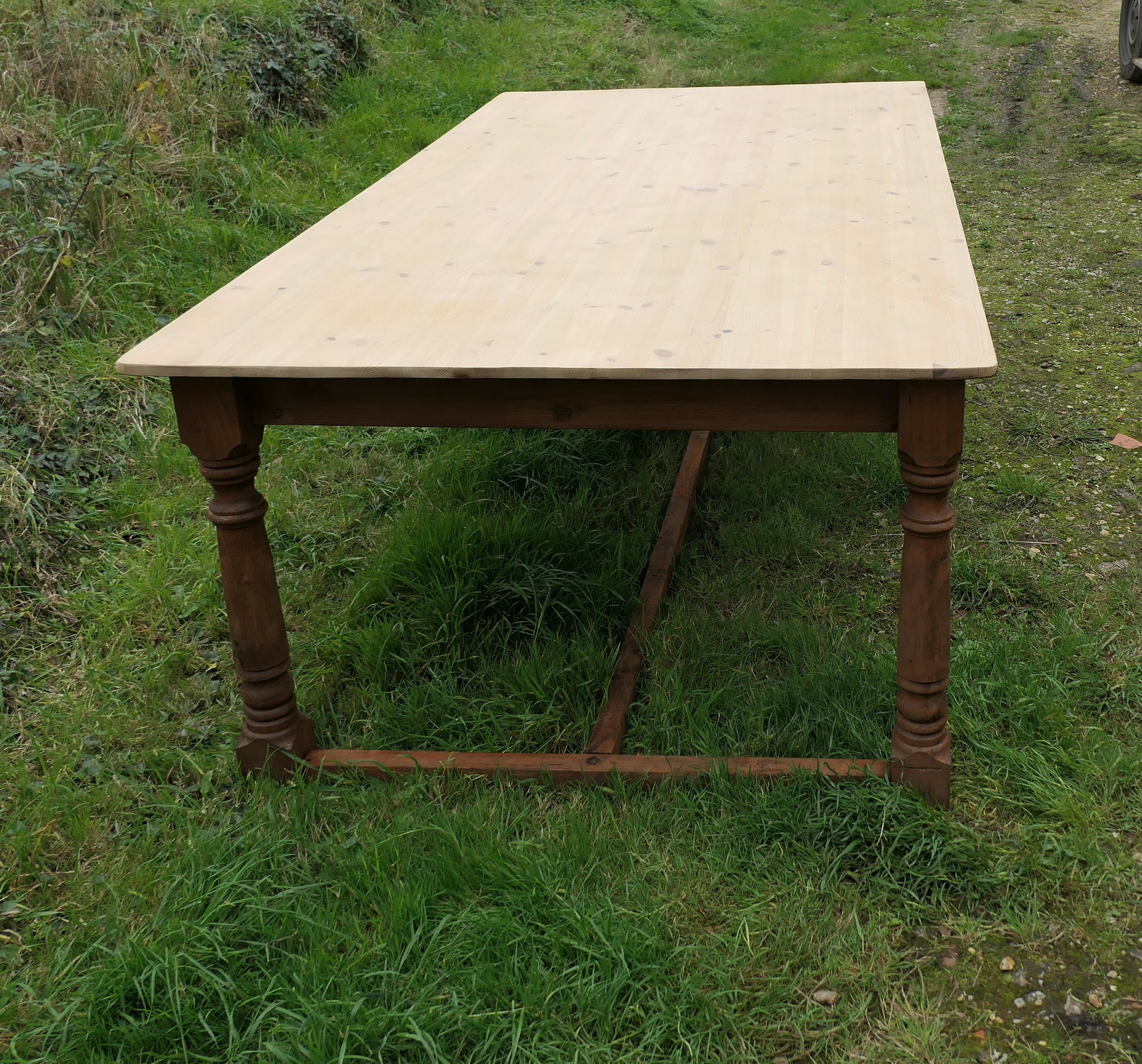 Country Grande table en pin de ferme en vente