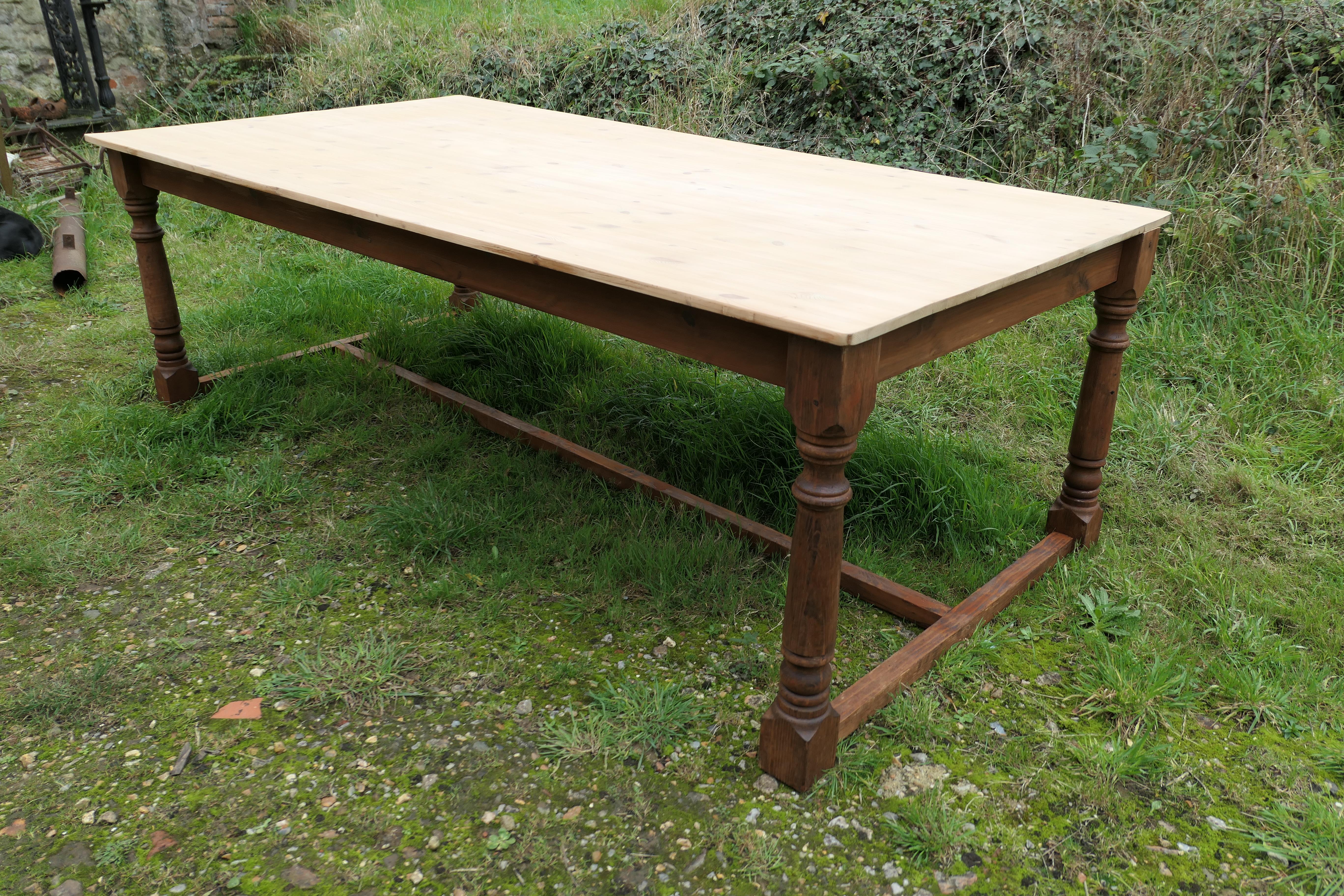 Grande table en pin de ferme Bon état - En vente à Godshill, Isle of Wight