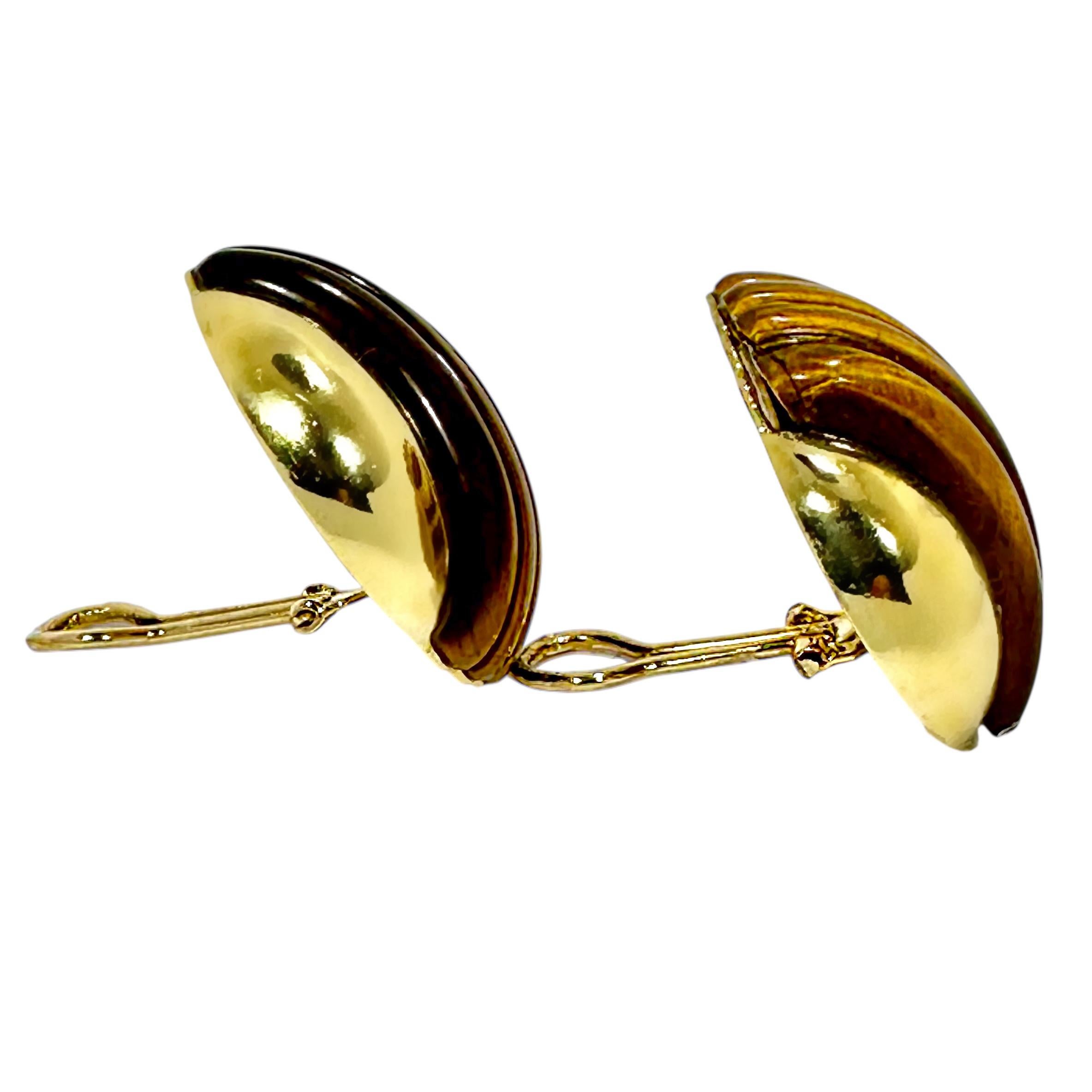 Moderno Orecchini grandi e alla moda in oro giallo italiano 18 carati e scanalati a forma di occhio di tigre in vendita
