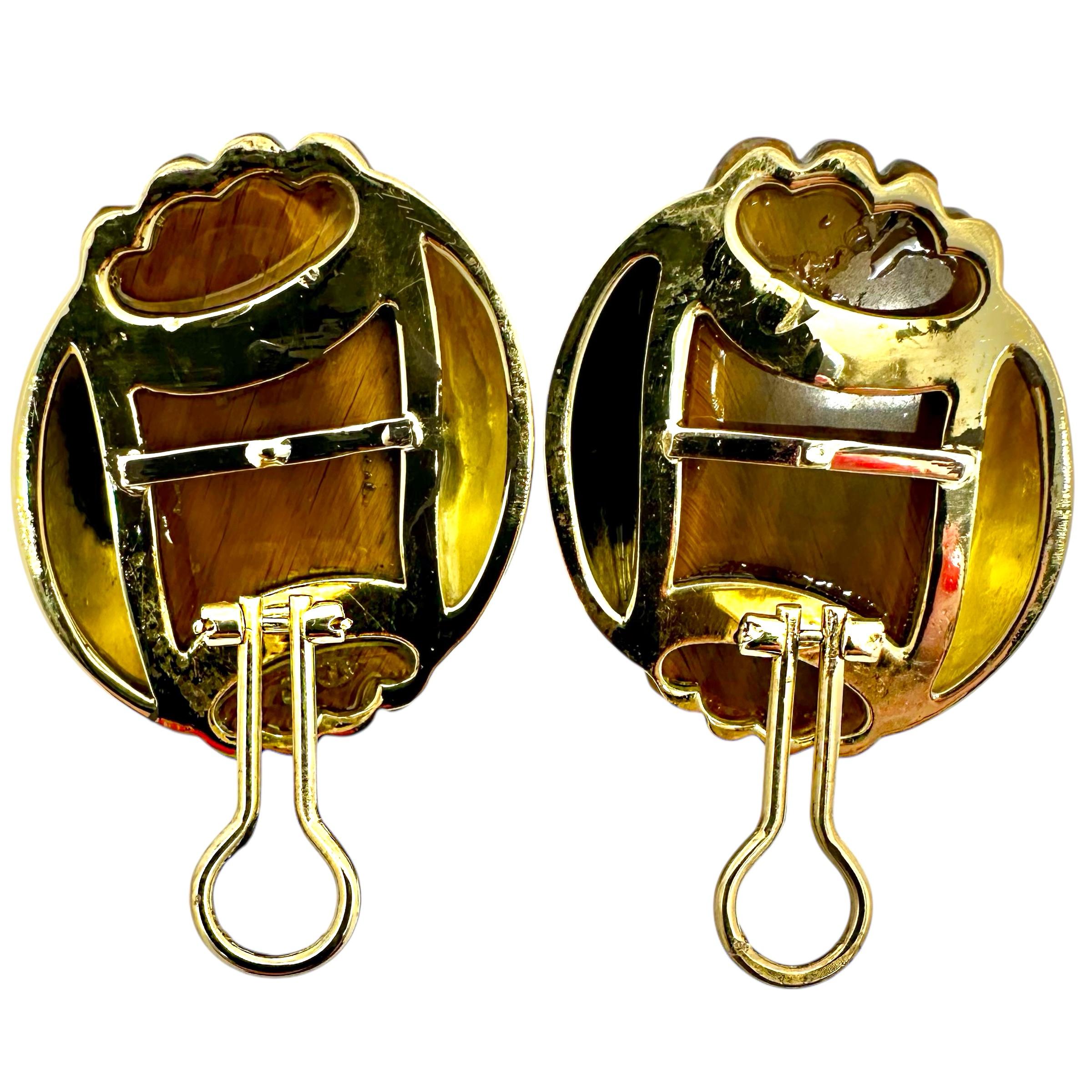 Cabochon Orecchini grandi e alla moda in oro giallo italiano 18 carati e scanalati a forma di occhio di tigre in vendita