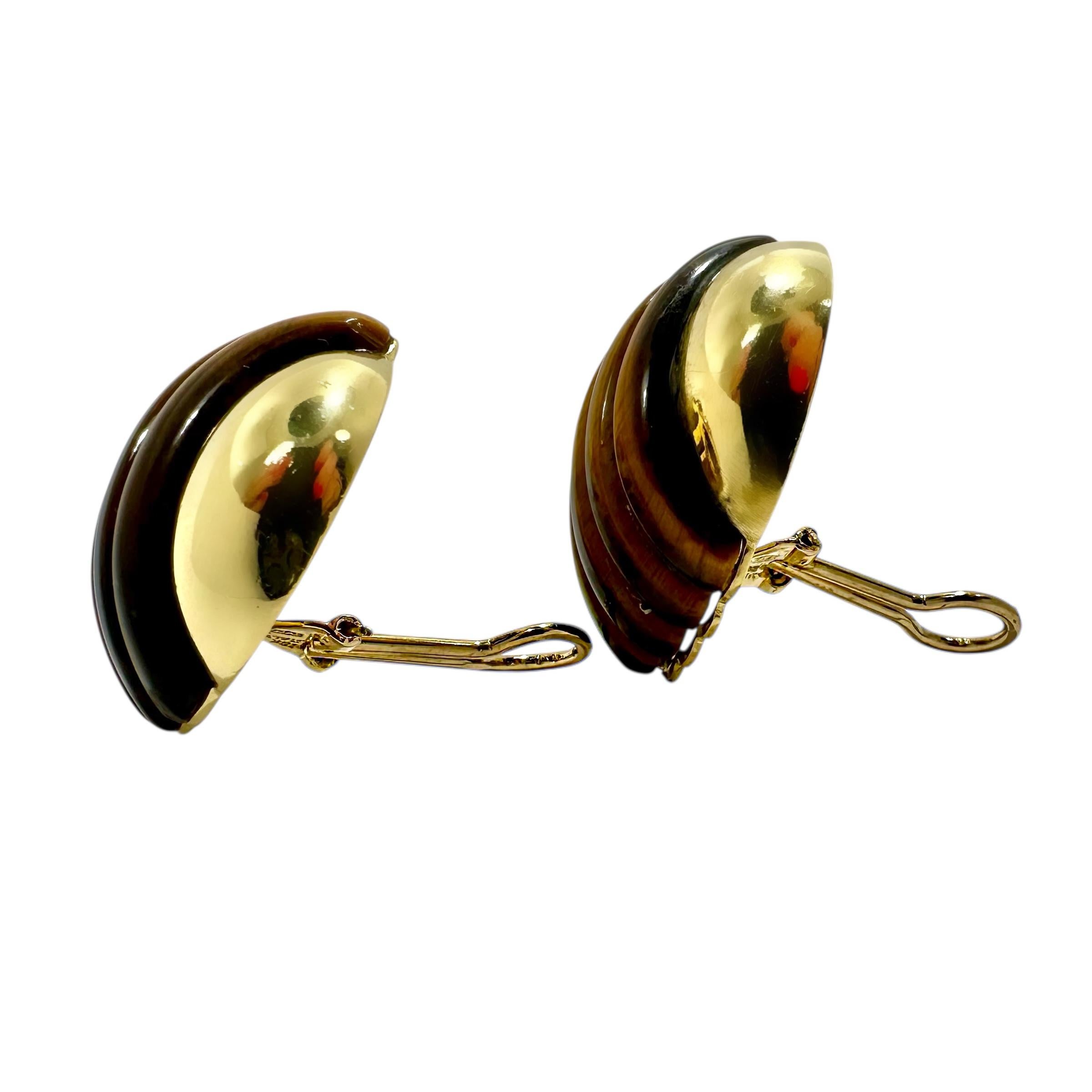 Orecchini grandi e alla moda in oro giallo italiano 18 carati e scanalati a forma di occhio di tigre In condizioni buone in vendita a Palm Beach, FL