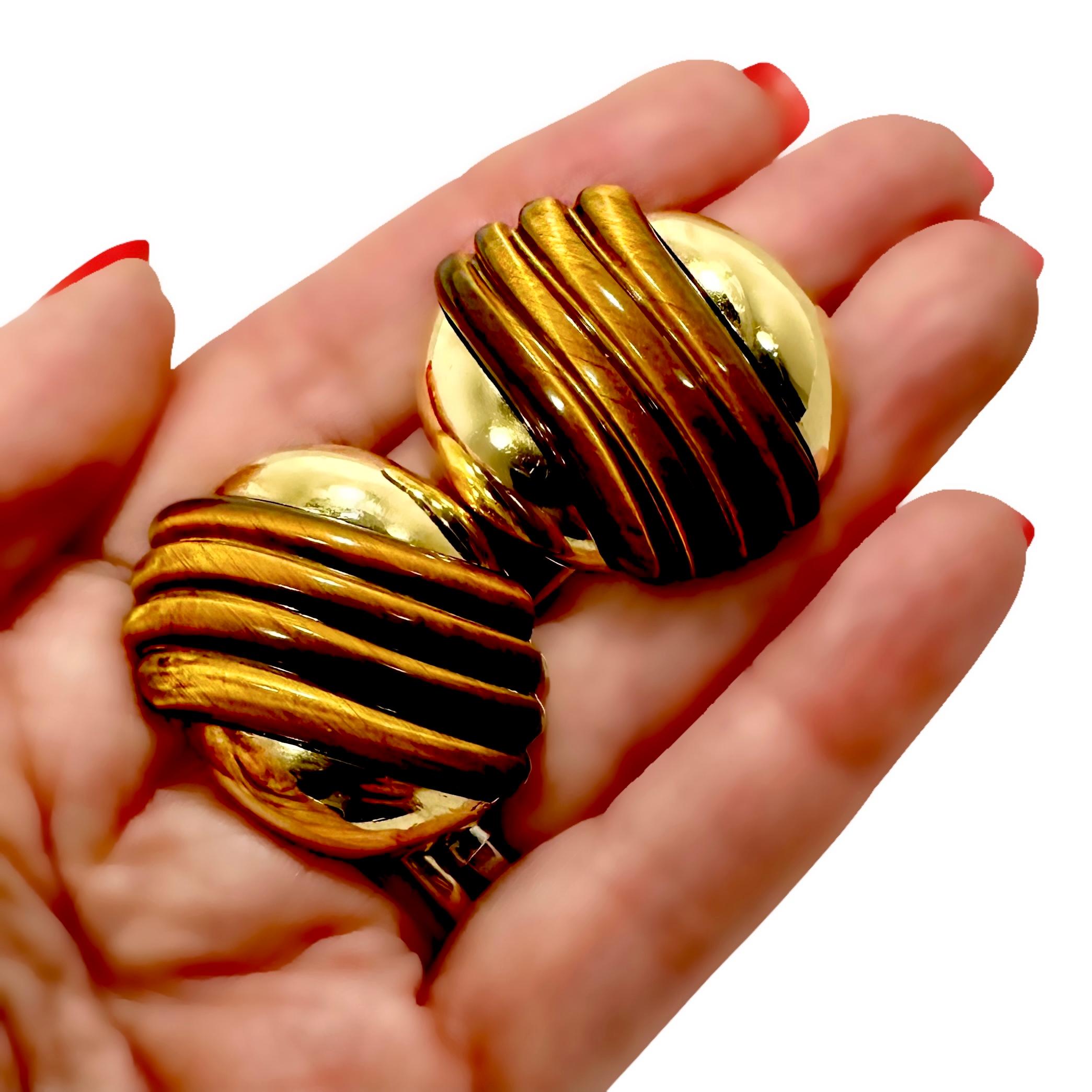 Orecchini grandi e alla moda in oro giallo italiano 18 carati e scanalati a forma di occhio di tigre in vendita 2