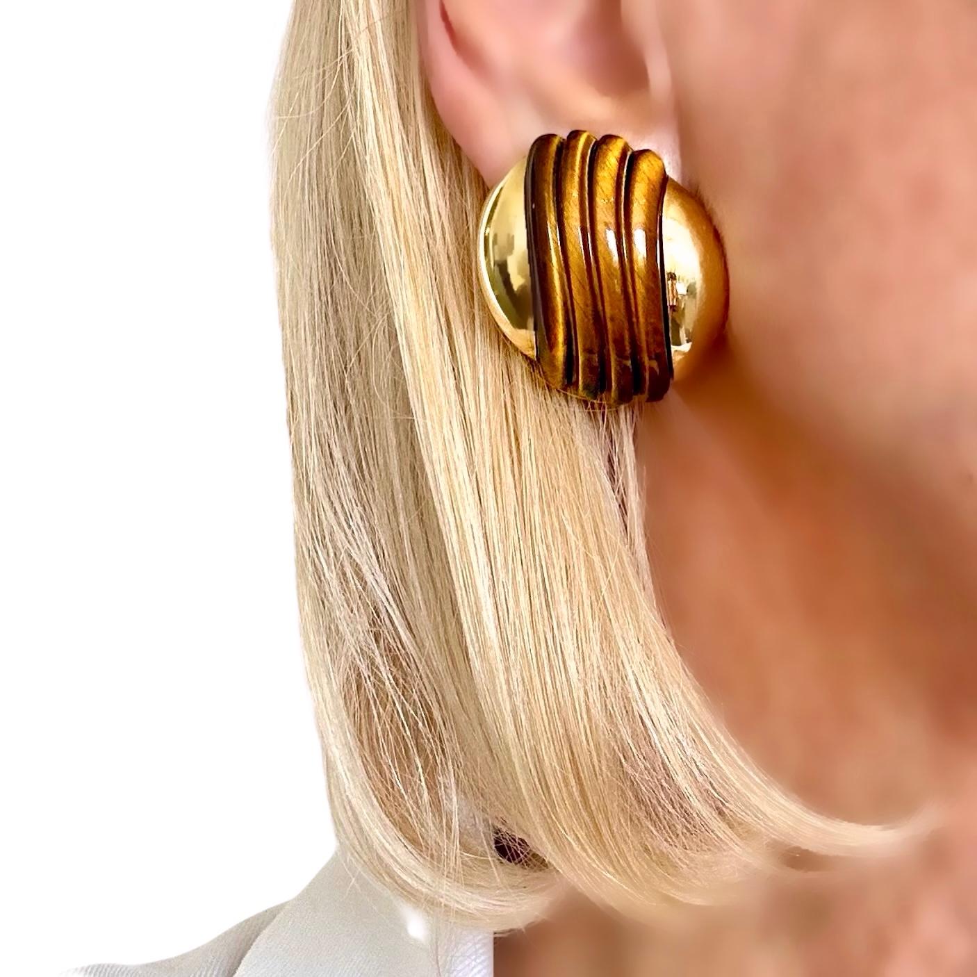 Orecchini grandi e alla moda in oro giallo italiano 18 carati e scanalati a forma di occhio di tigre in vendita 3