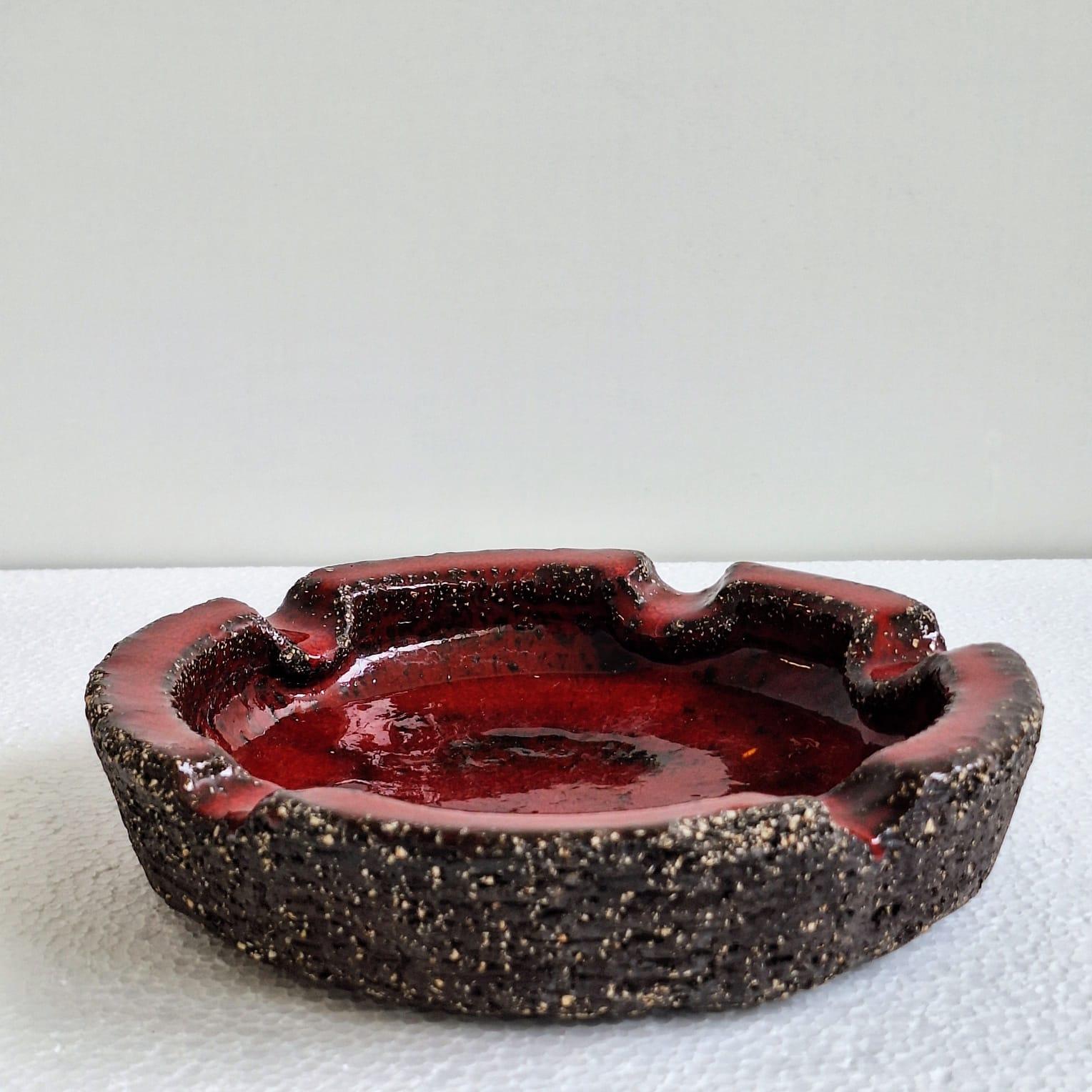 Ein großer Keramik-Aschenbecher aus der Mitte des 20. Jahrhunderts (1970er Jahre) von Jan van Erp, Niederlande. Der Aschenbecher besteht aus fetter Lava, der Kern aus rot glasierter Keramik.