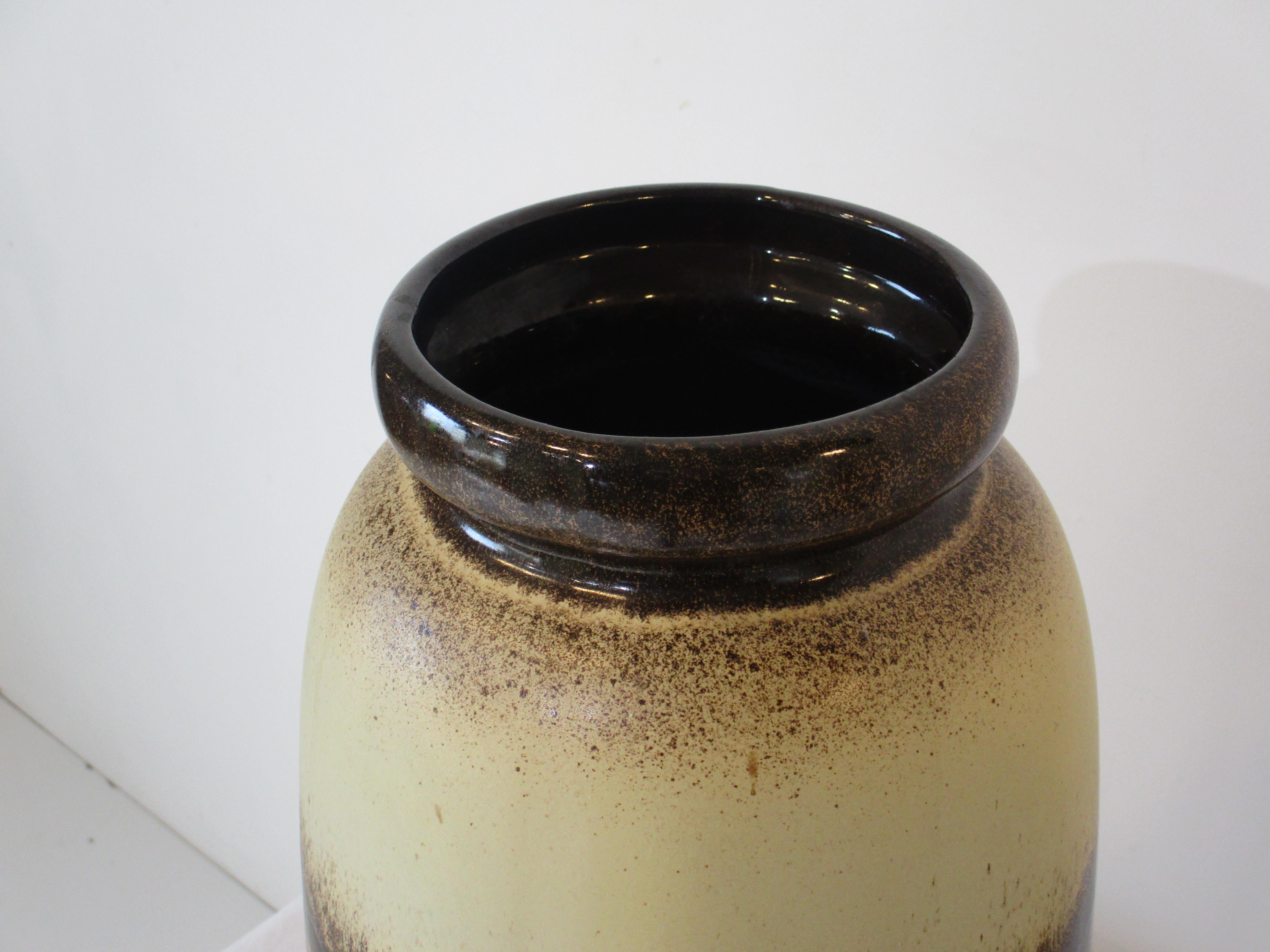 Grand vase en poterie de lave grasse de Scheurich, Allemagne  Bon état à Cincinnati, OH
