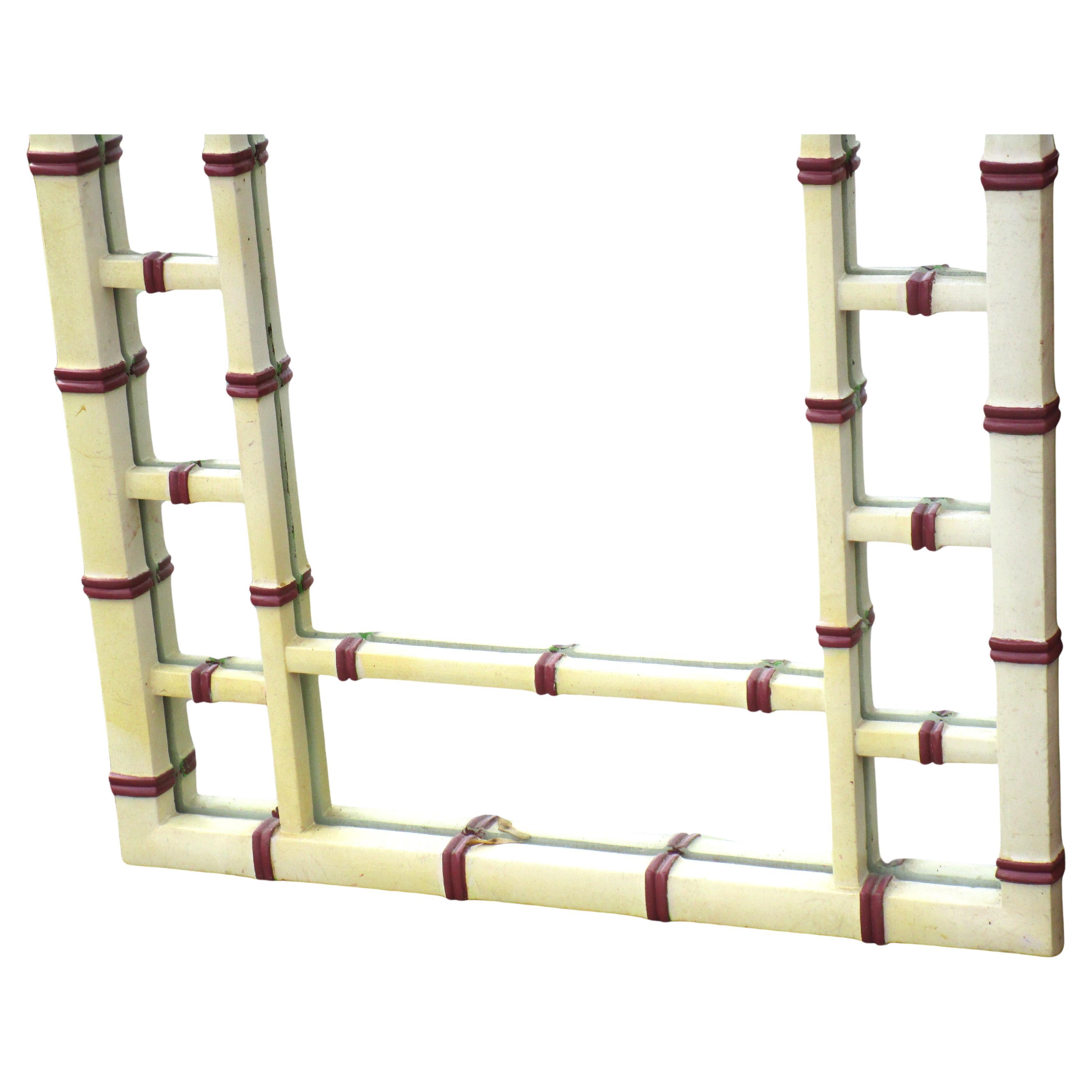 Espejo de composición de estilo chinoiserie de bambú de imitación, grande y espectacular, con decoración de llave griega bajo la cresta superior, en acabado original pintado en crema y laca marrón rojiza. Un aspecto inusualmente estupendo. Alrededor