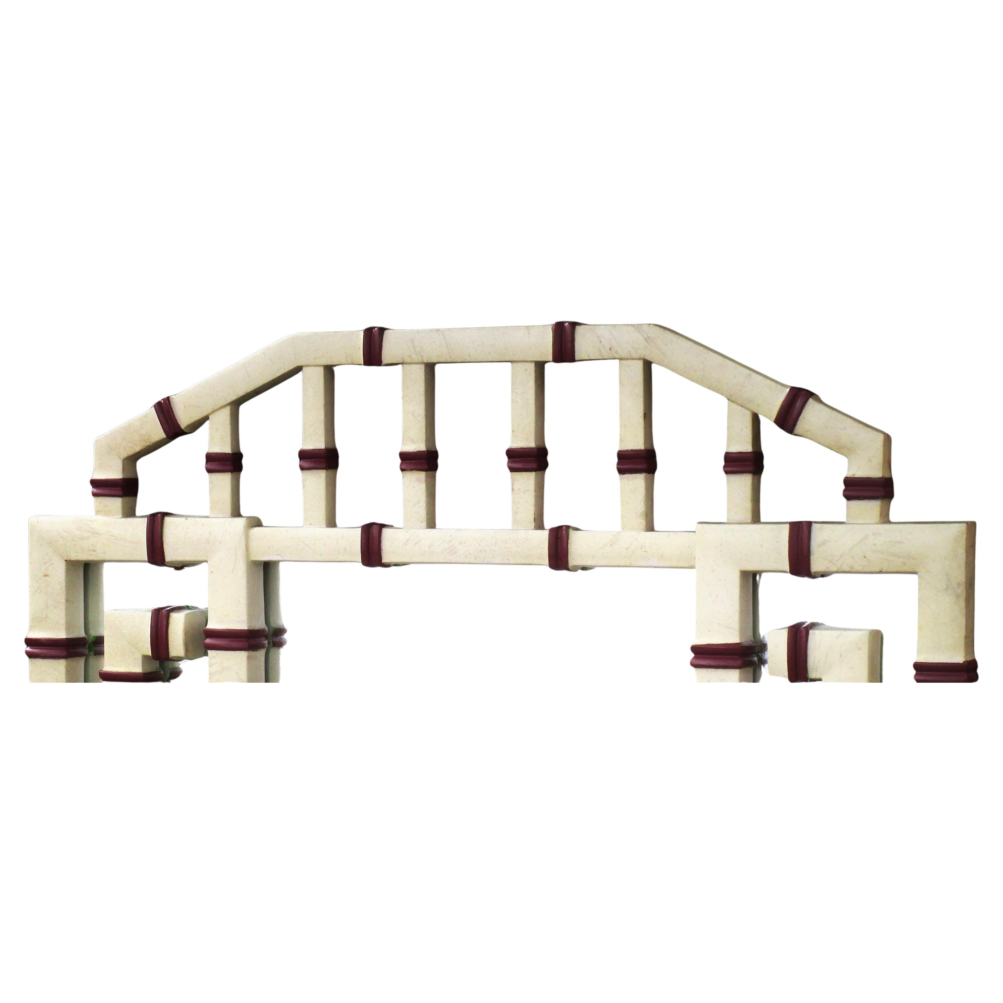 Gran espejo de chinoiserie de bambú sintético, circa 1960 Regencia de Hollywood en venta