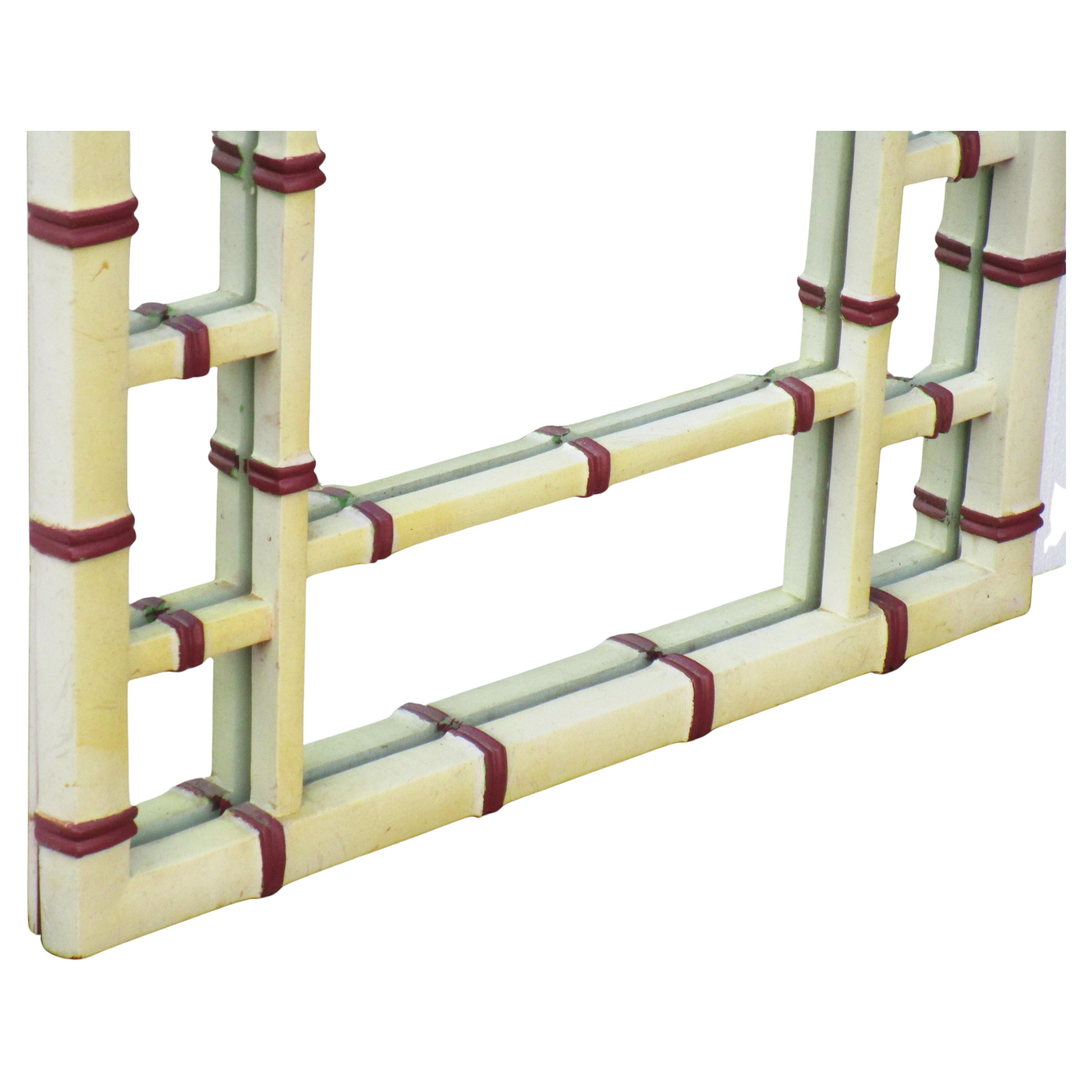 Gran espejo de chinoiserie de bambú sintético, circa 1960 mediados del siglo XX en venta